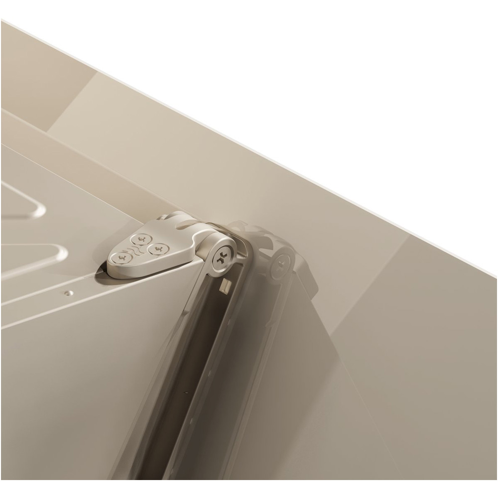 Een beige scharnierdetail met schroeven op een glad oppervlak.