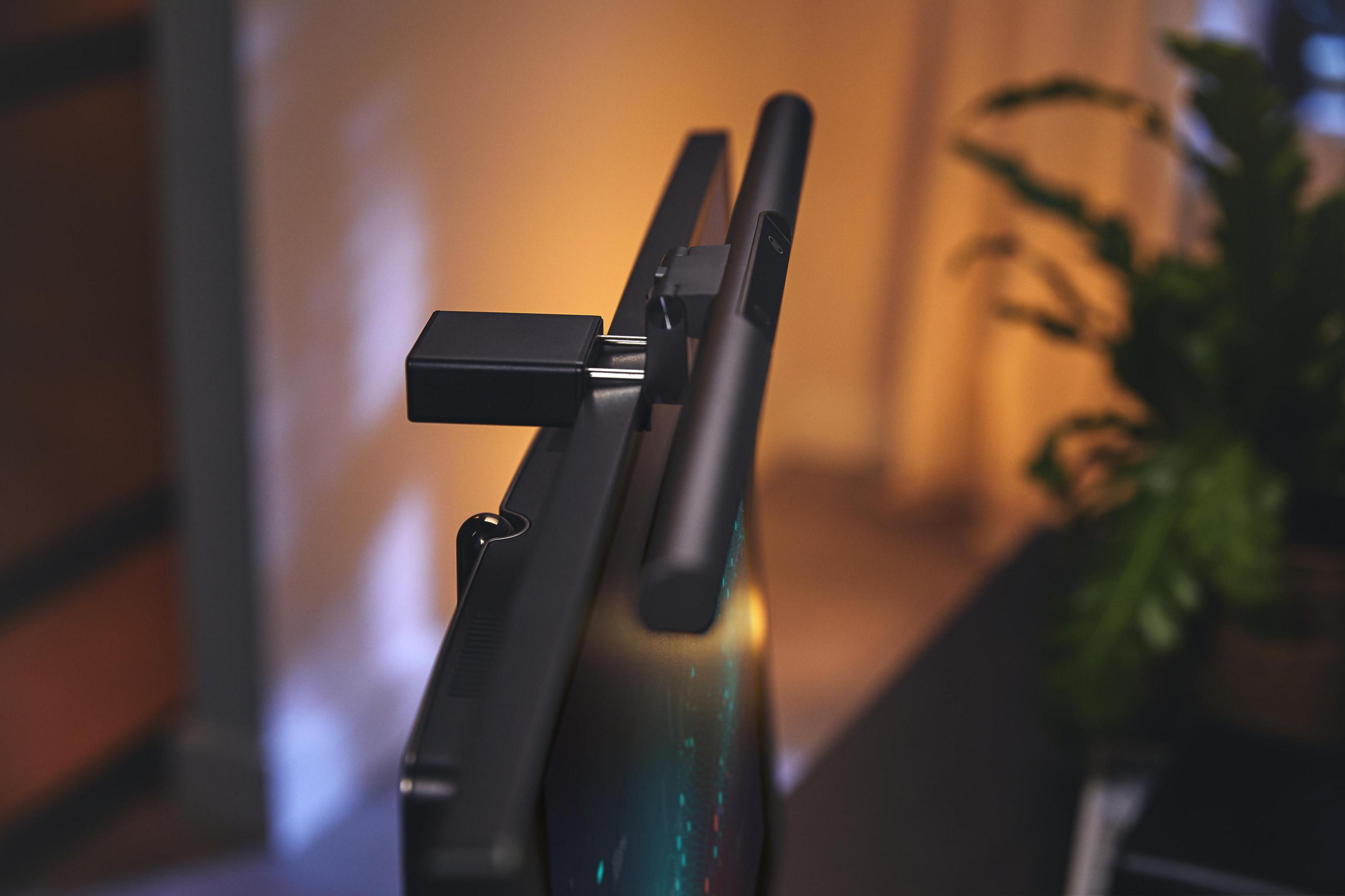 Luce nera su un monitor con attacco angolato e una foglia verde.
