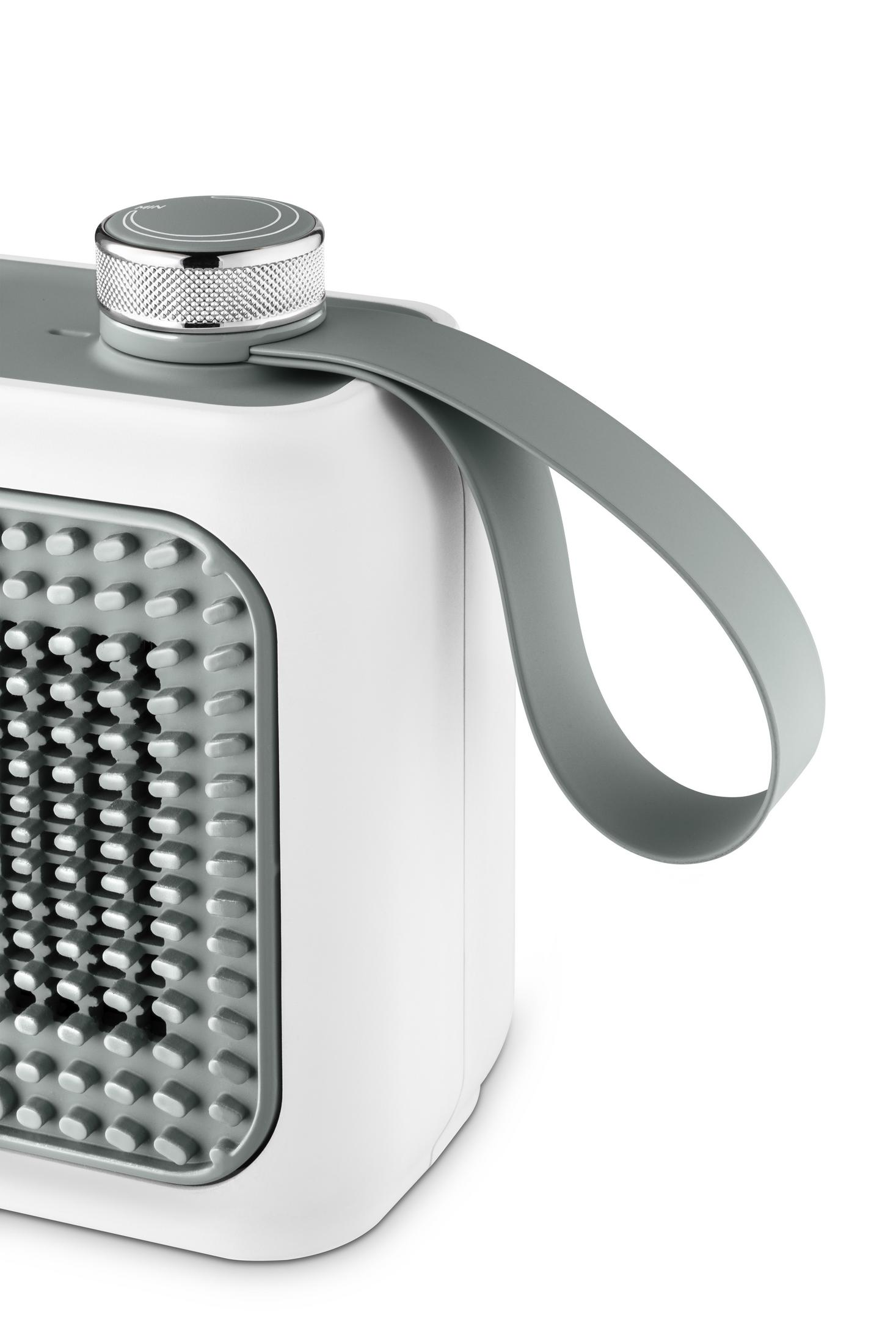 Białe urządzenie z szarą rączką i srebrnym pokrętłem.