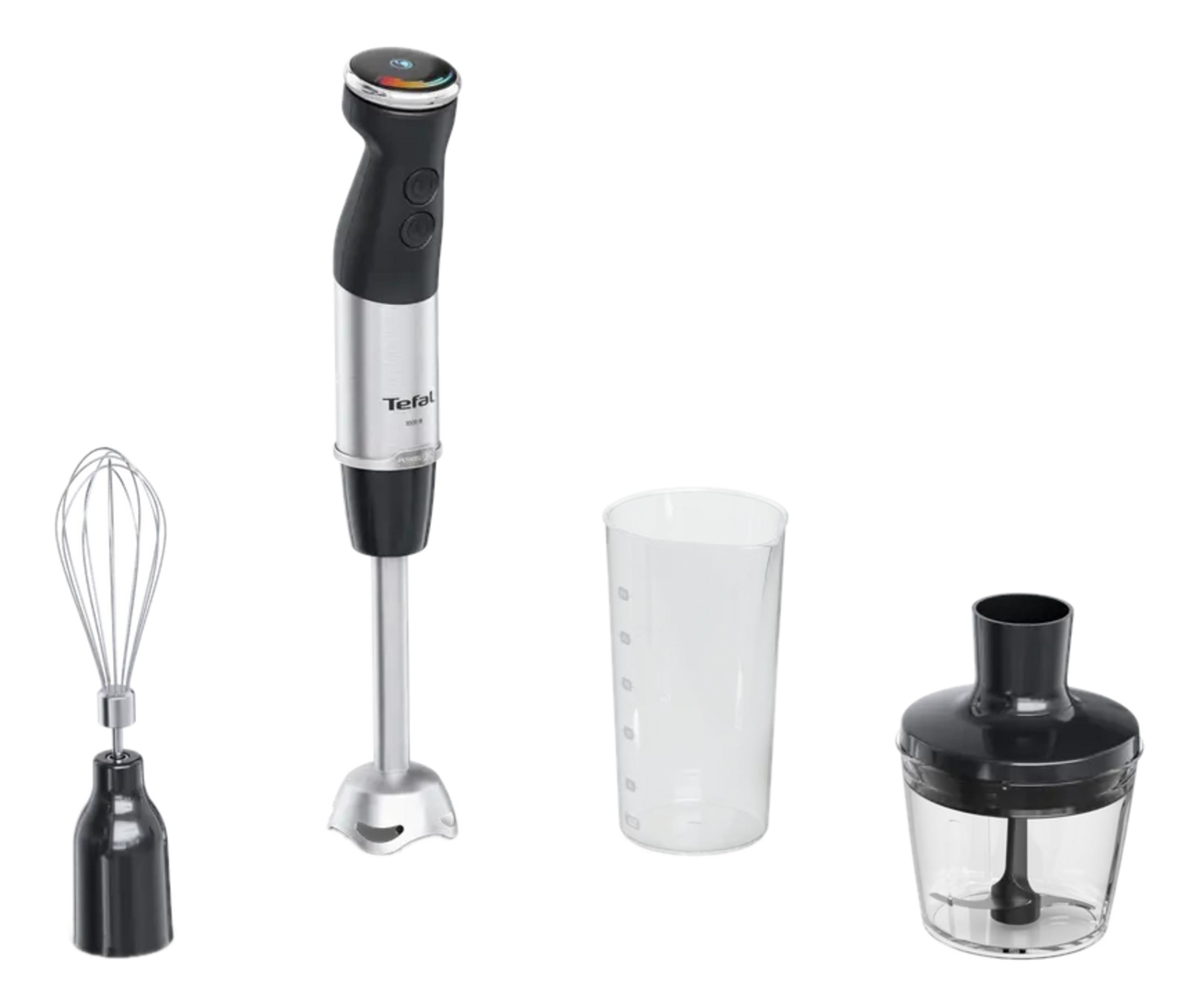 Ein Stabmixer-Set mit Schneebesen, Mixbecher und Zerkleinerer auf weißem Hintergrund.