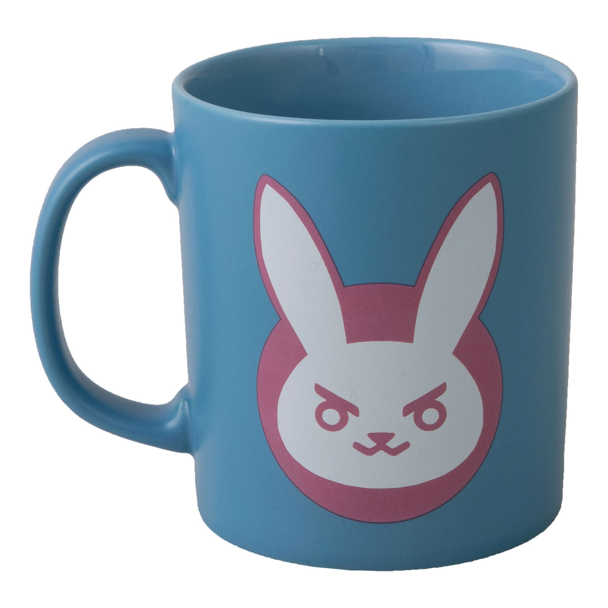 Una tazza blu con un logo di coniglietto rosa e bianco.
