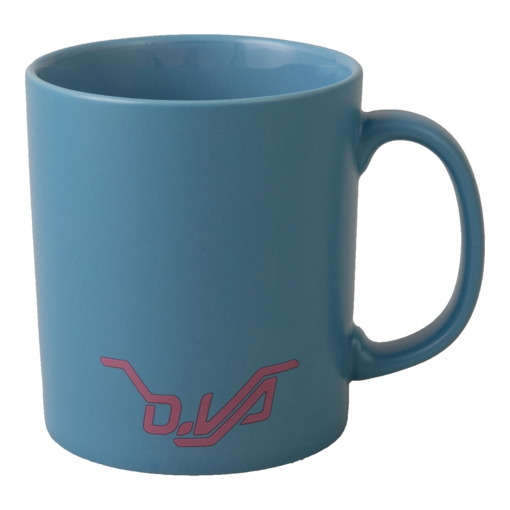 Una tazza blu con un logo rosa sul davanti.