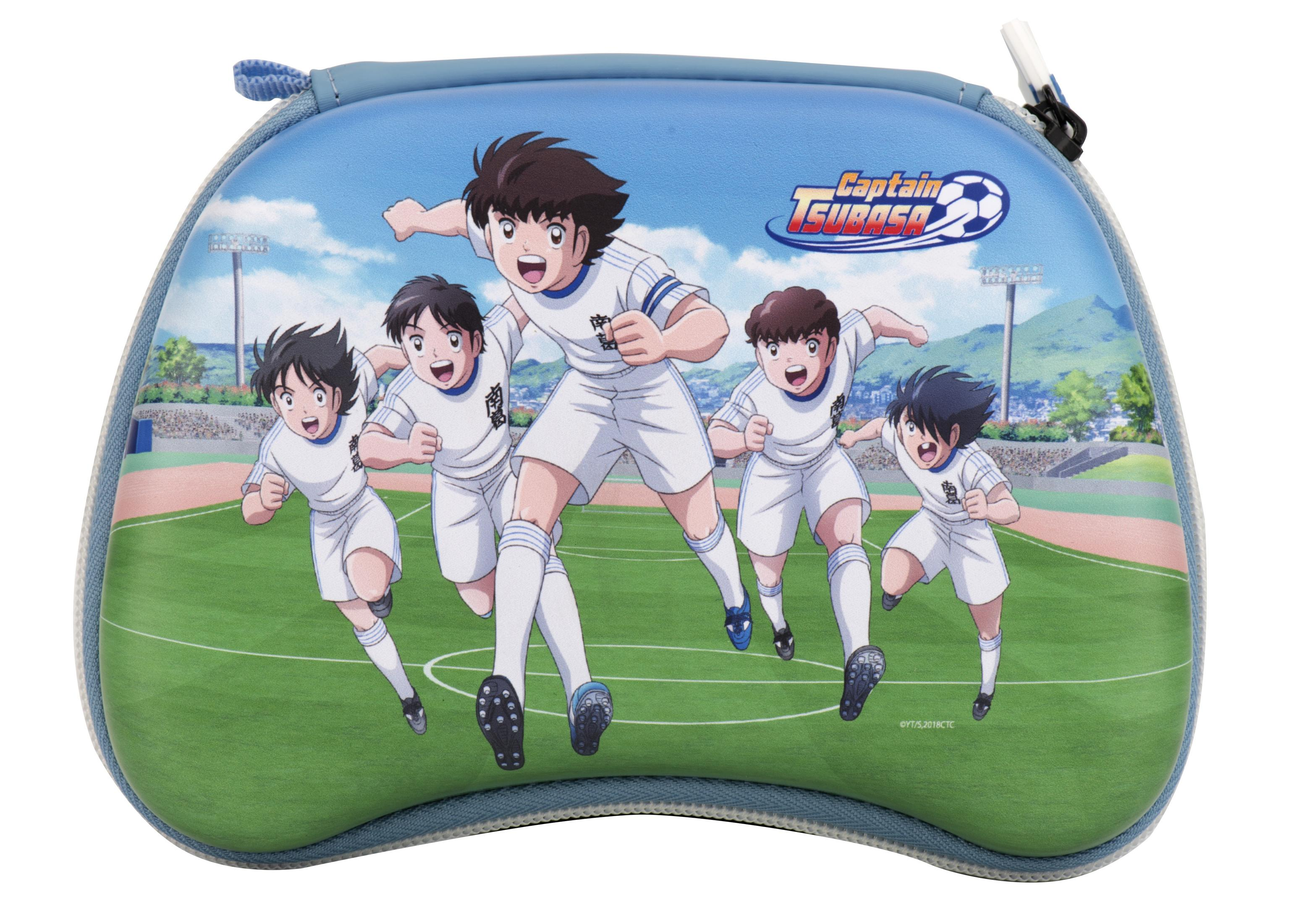Giocatori anime di calcio corrono su un campo verde. Logo "Captain Tsubasa".