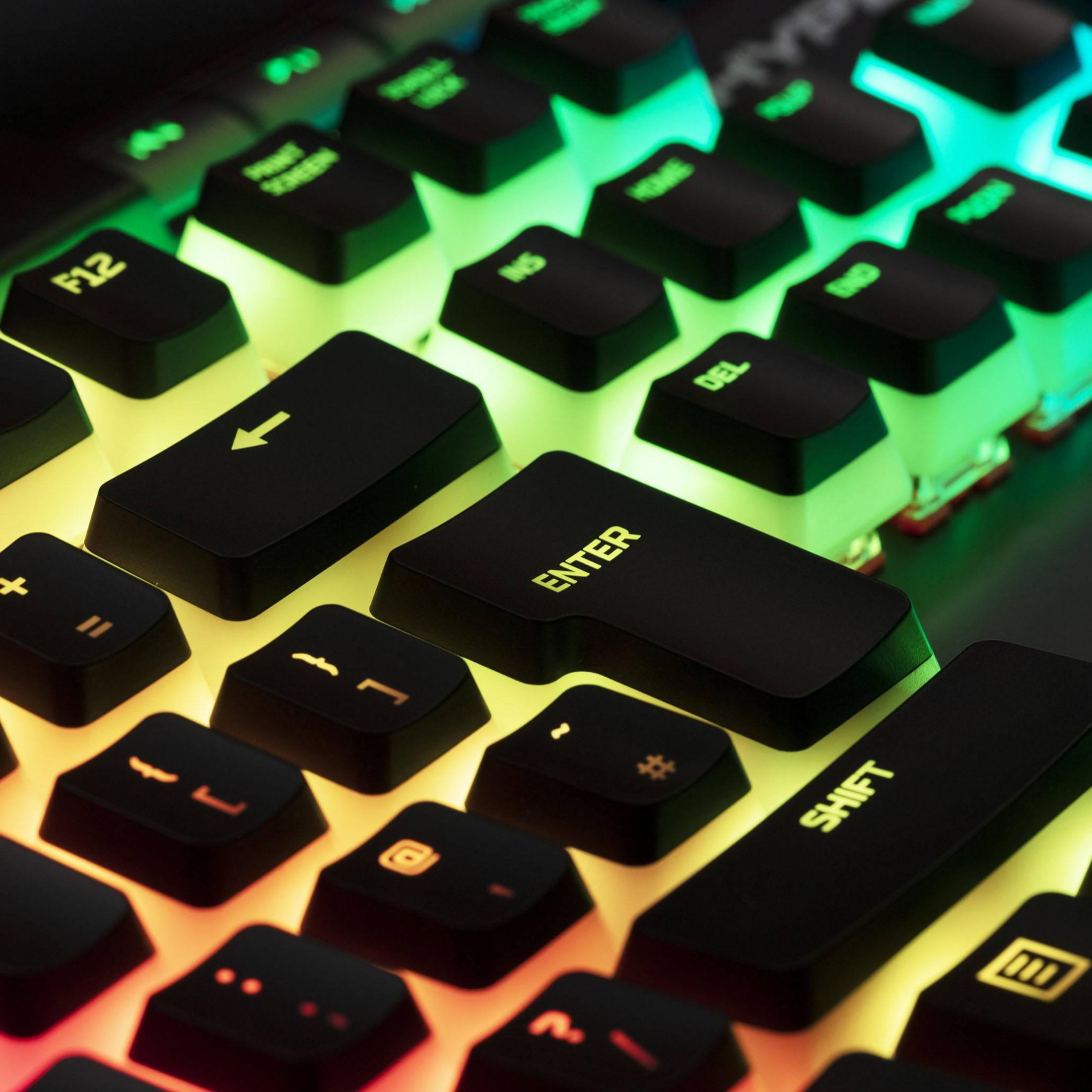 Nahaufnahme einer Tastatur mit bunten RGB-Tasten. Die Tasten sind schwarz mit gelben Symbolen.