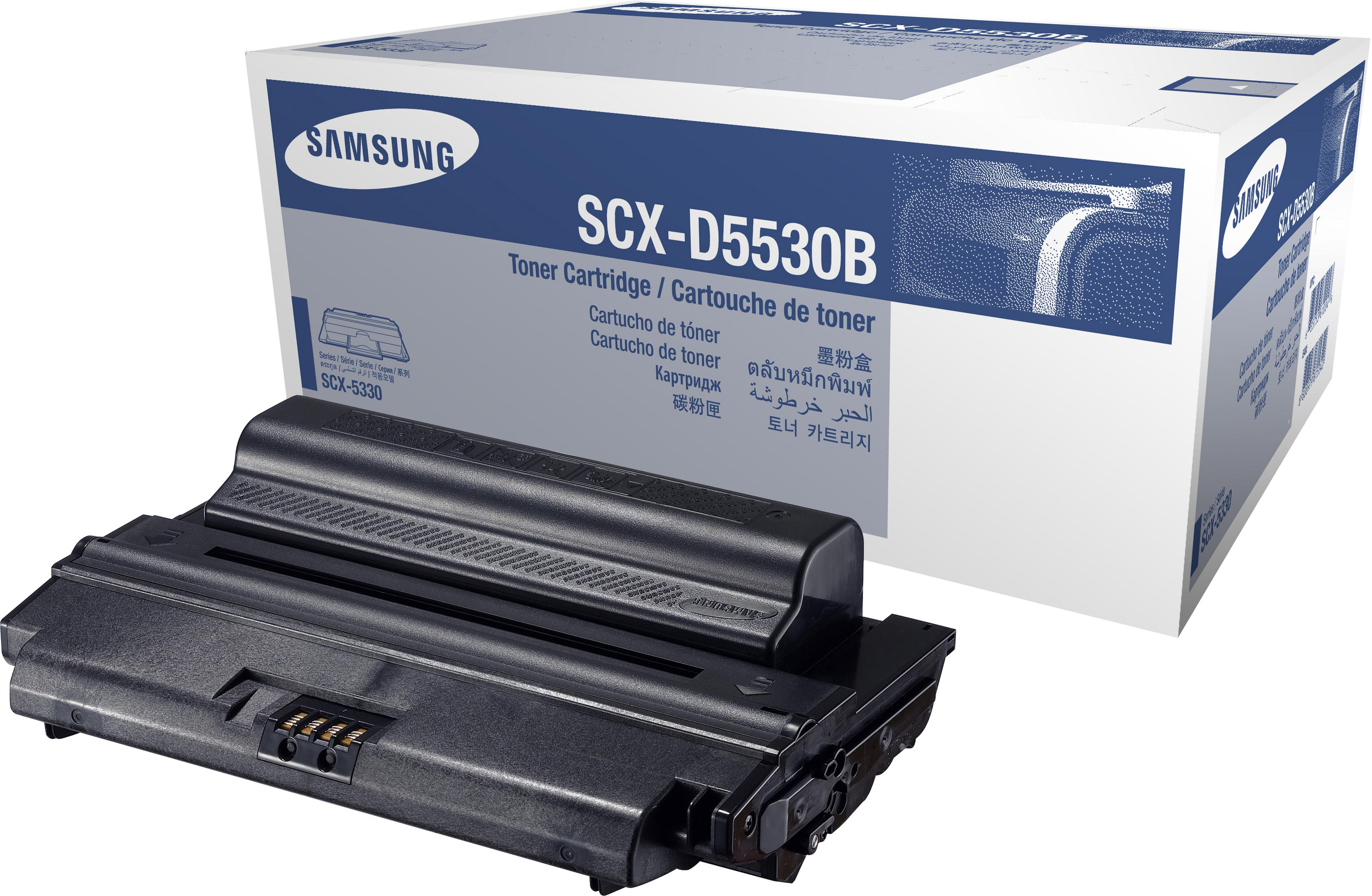 Una cartuccia toner Samsung SCX-D5530B nera davanti alla sua scatola.
