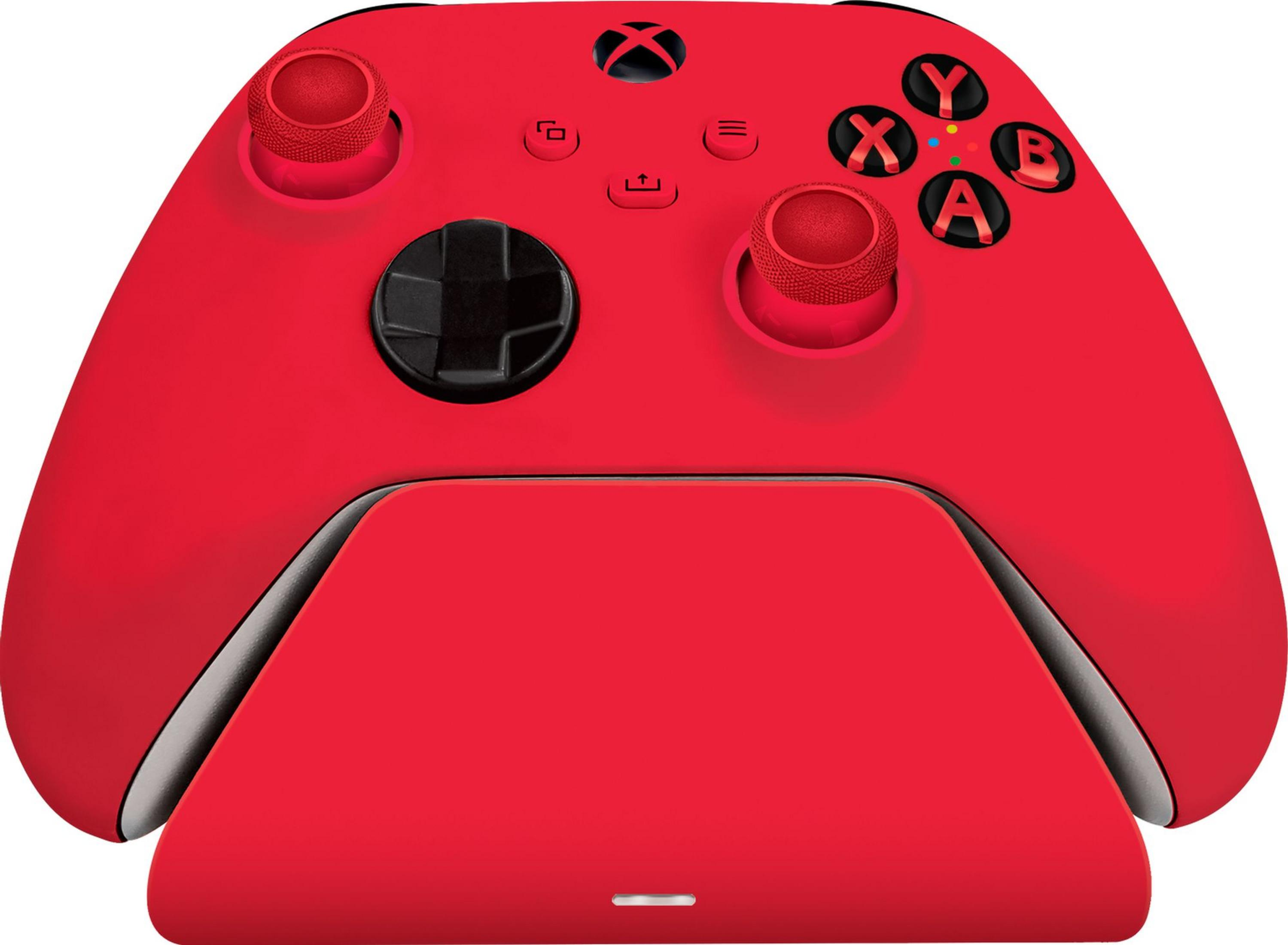 Ein roter Xbox Controller mit Ladebasis. Detailansicht.