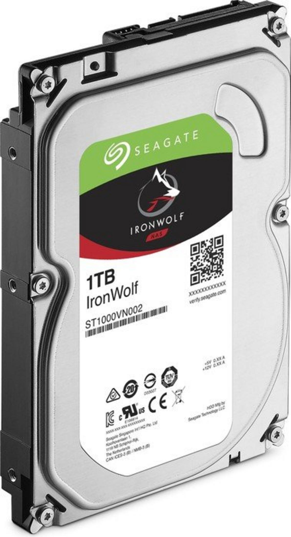 Un hard disk NAS Seagate IronWolf da 1TB con chassis argentato ed etichetta verde.