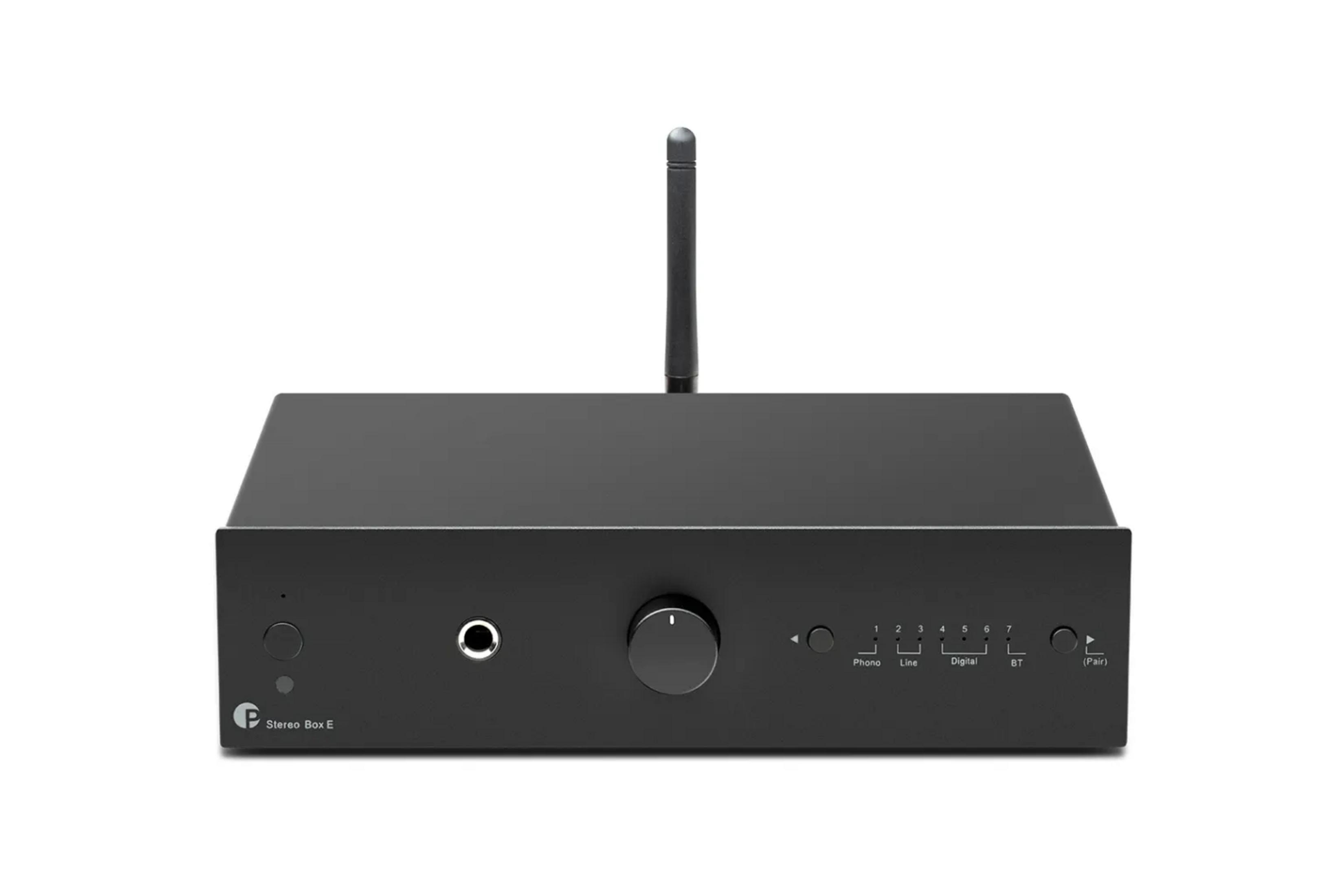 Czarne urządzenie audio z anteną, pokrętłem, gniazdem słuchawkowym i przyciskami.