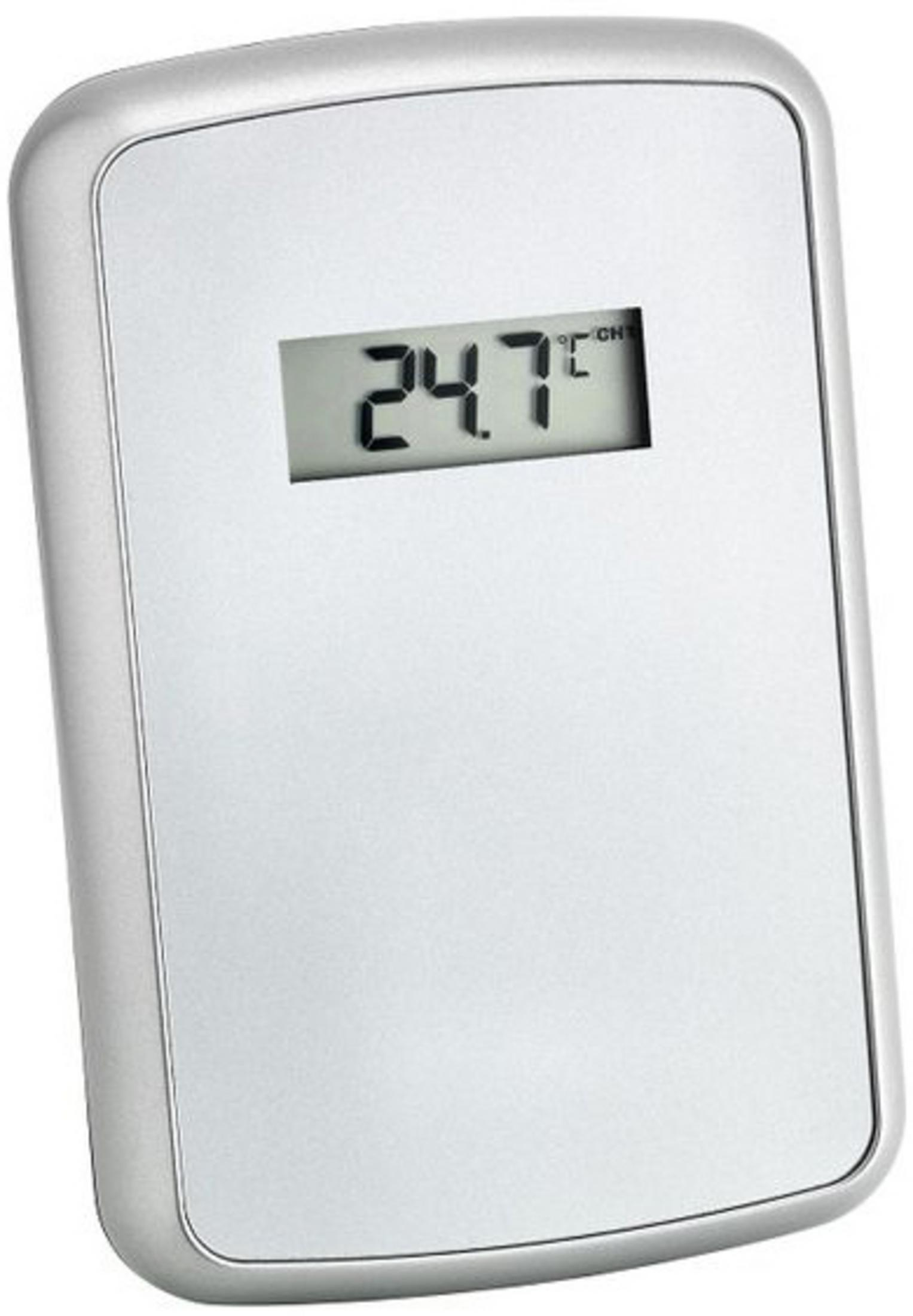 Un thermomètre numérique argenté affiche 24,7 degrés Celsius.
