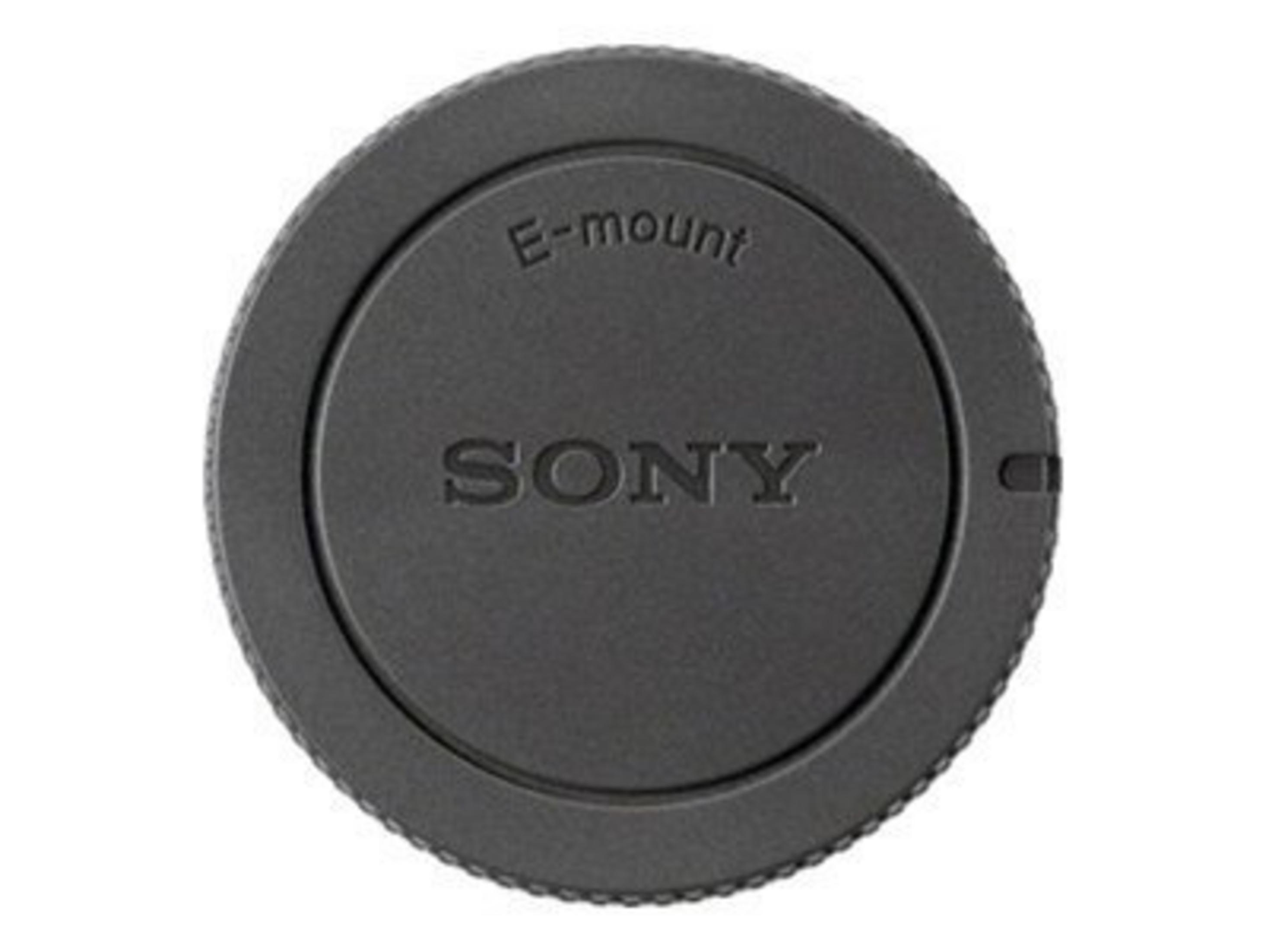 Tappo obiettivo Sony E-mount nero con scritta in rilievo.