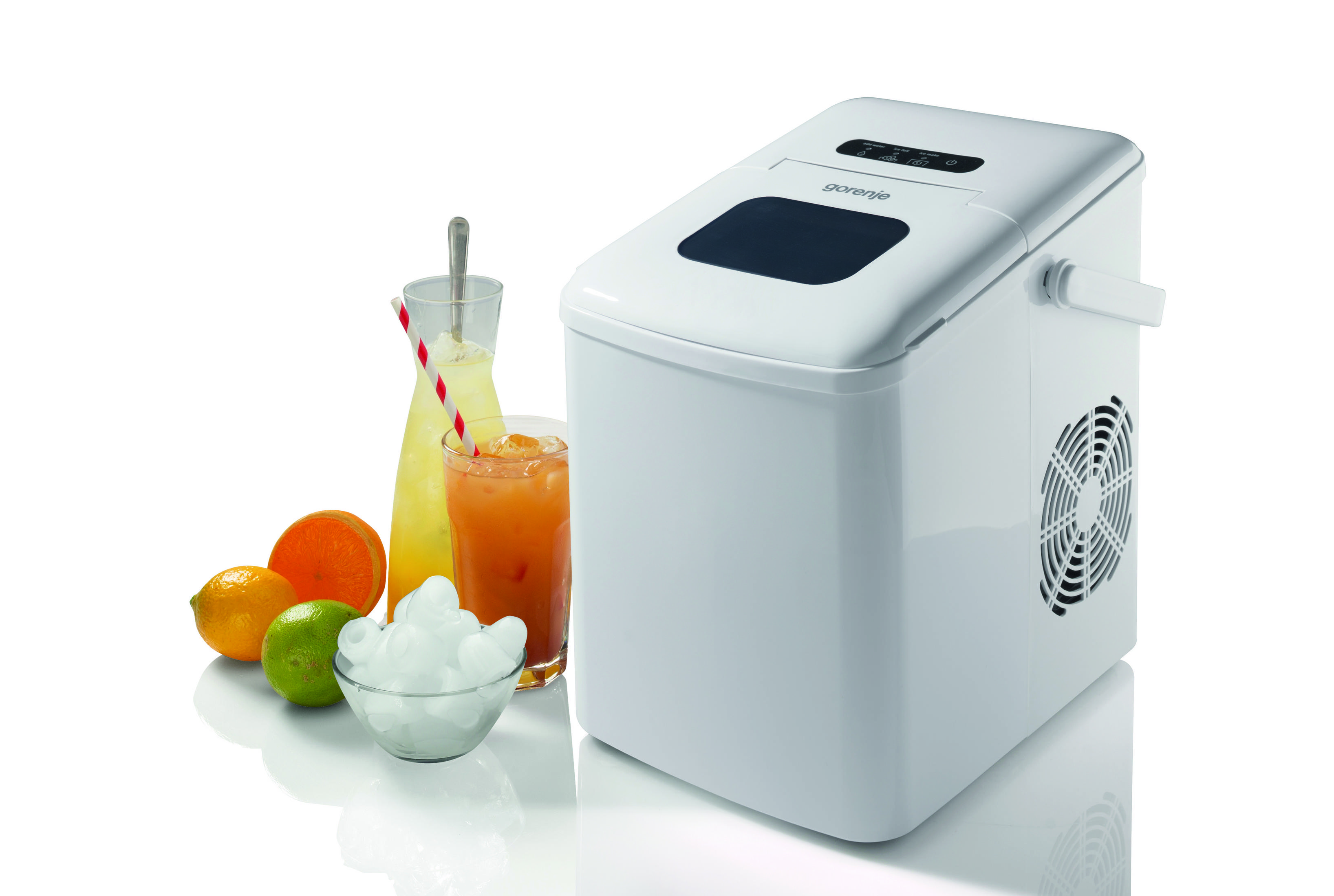 Biała kostkarka do lodu z owocami i napojami obok.