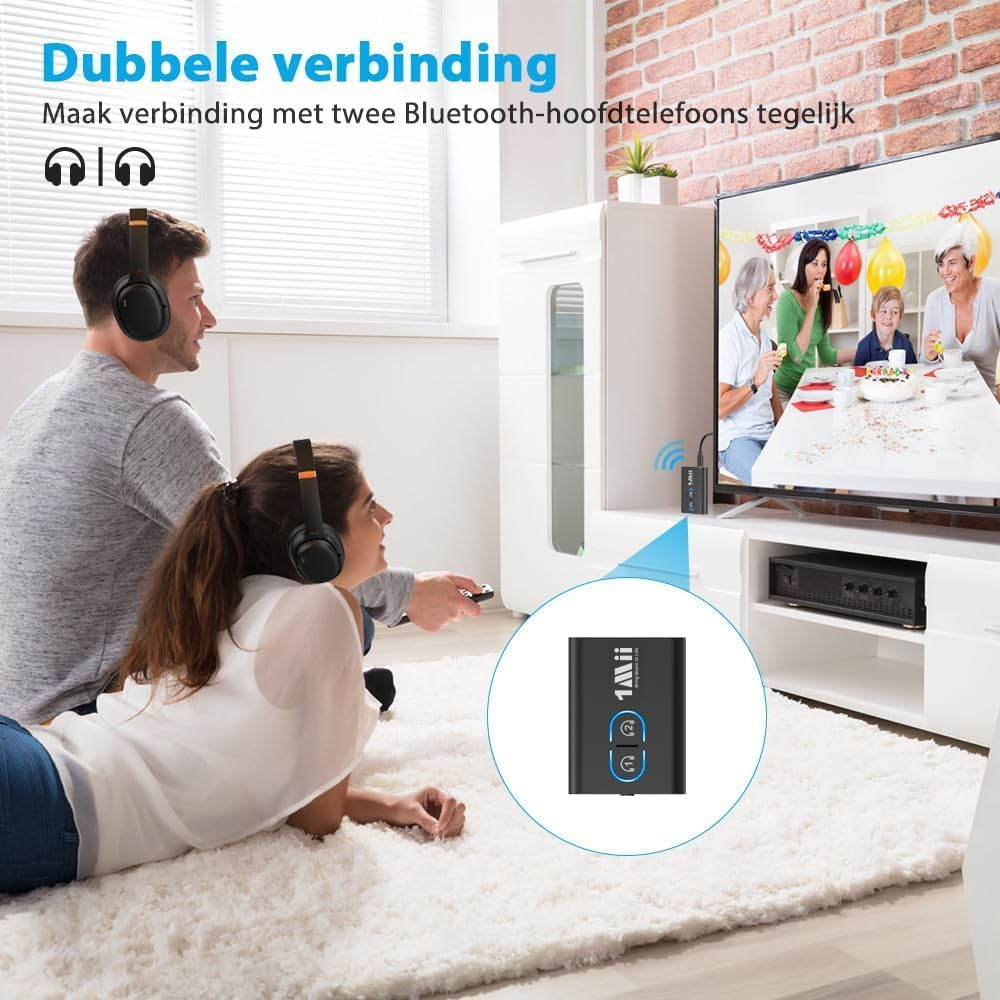 Mężczyzna i kobieta w słuchawkach leżą na dywanie, oglądają TV. Małe urządzenie obok.