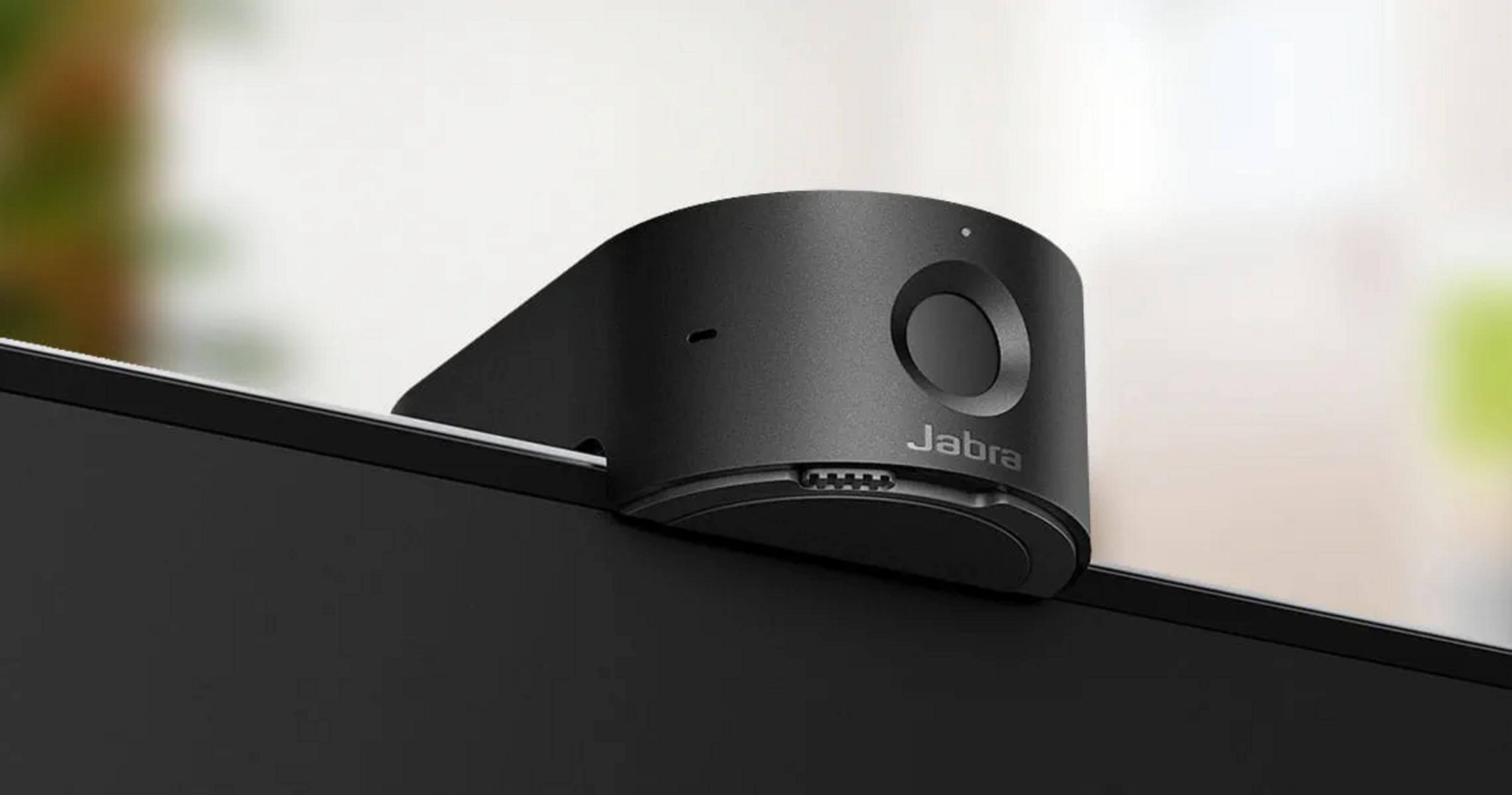 Una webcam Jabra nera è montata su un monitor.