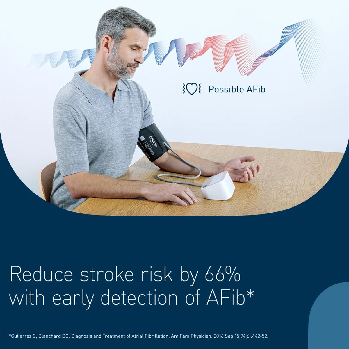 Mann misst Blutdruck, um AFib zu erkennen. Herzfrequenzwellen oben.