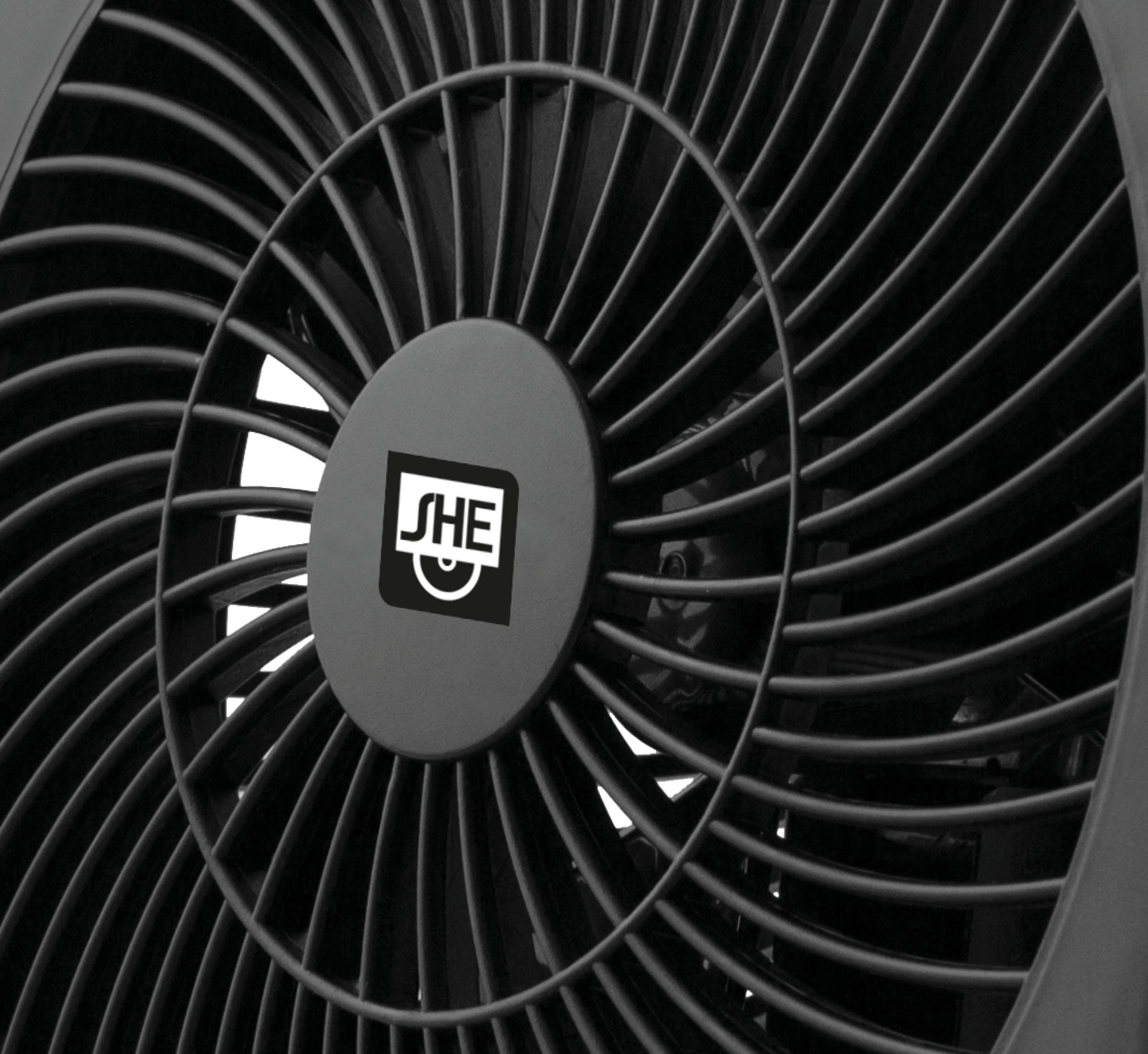 Nahaufnahme eines schwarzen Ventilators mit dem SHE-Logo in der Mitte.