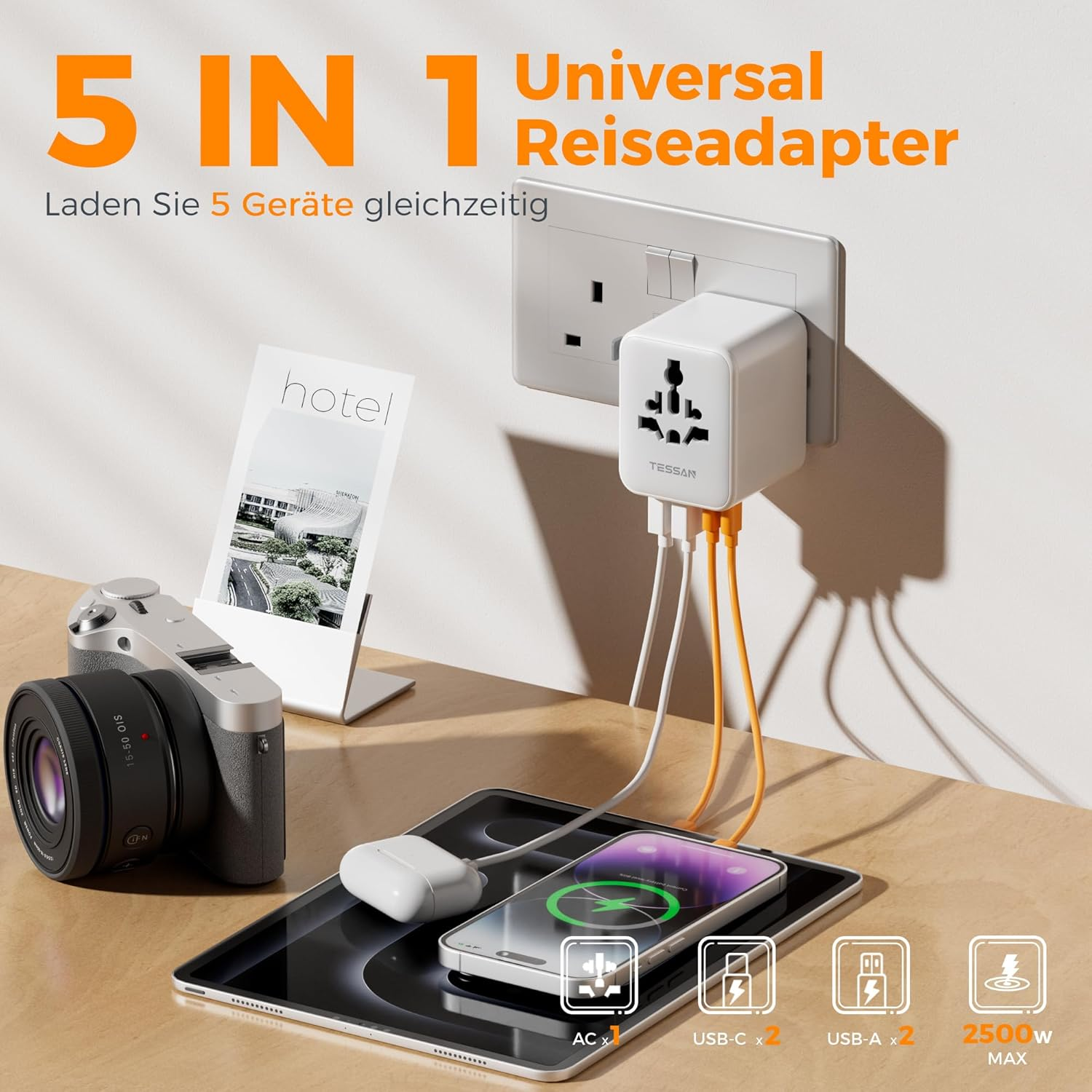 Biały adapter podróżny ładuje 5 urządzeń przez gniazdo AC, USB-C i USB-A.