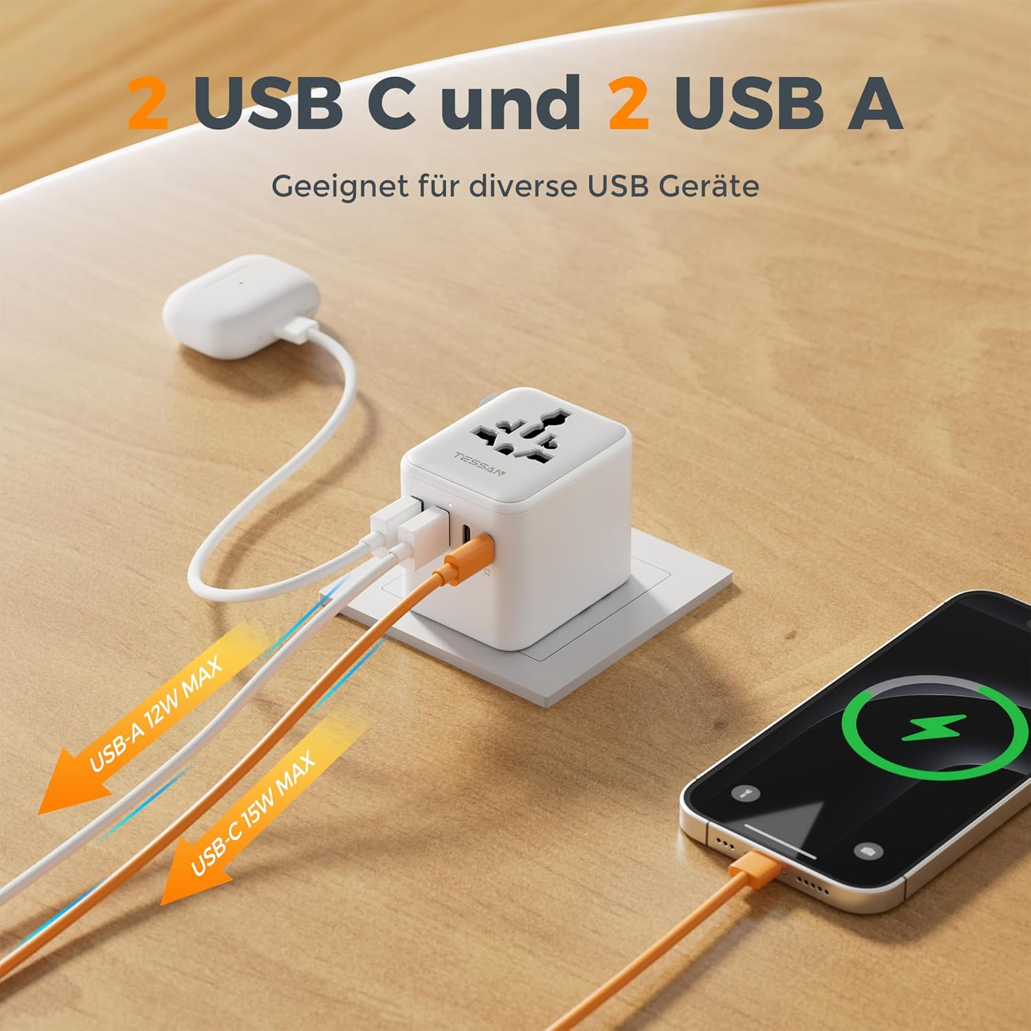Adapter podróżny Tessan z 2 portami USB-C i 2 USB-A ładuje telefon.