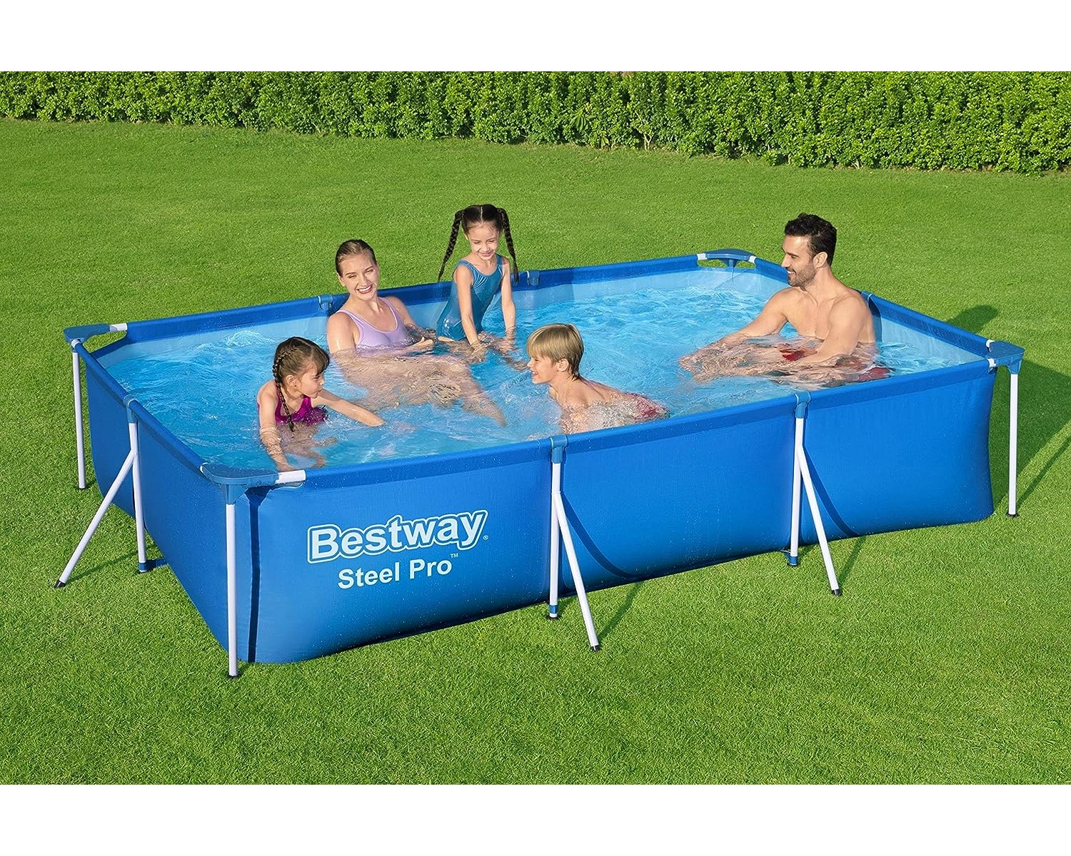 Eine Familie planscht in einem rechteckigen, blauen Bestway-Pool im Garten.