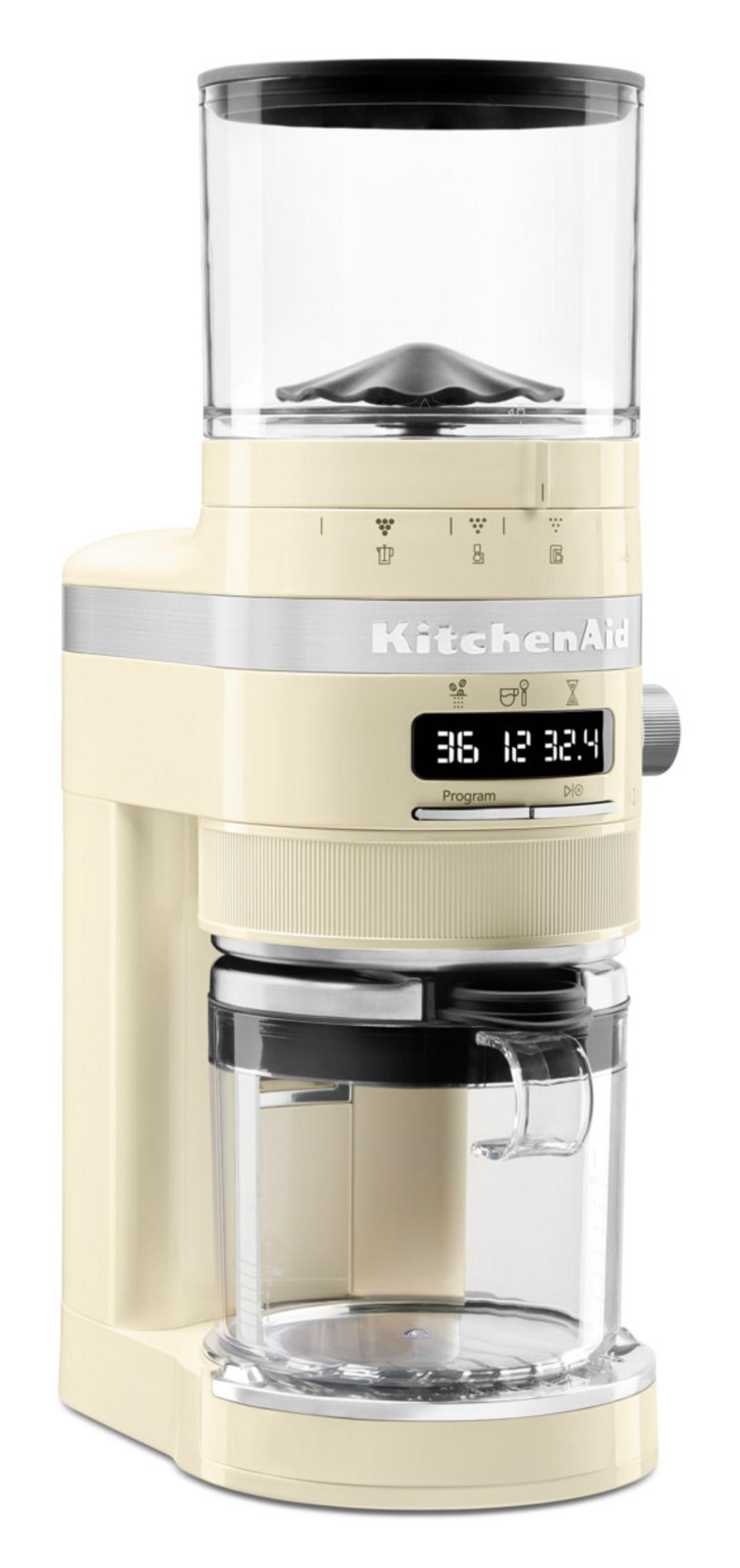 Beigefarbene KitchenAid Kaffeemühle mit Glasbehältern und digitaler Anzeige.