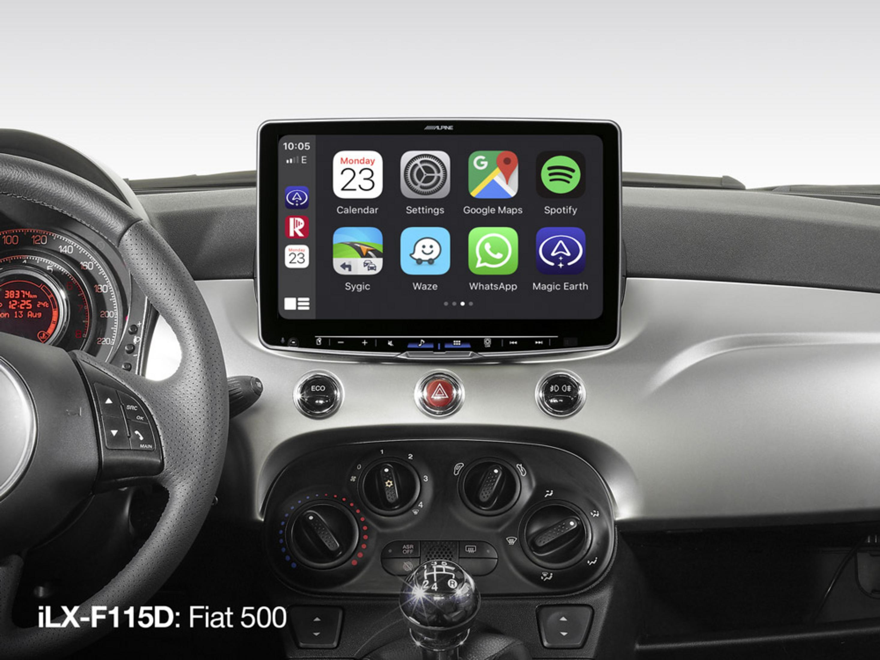 Armaturenbrett eines Fiat 500 mit Alpine-Touchscreen, der Apple CarPlay zeigt.