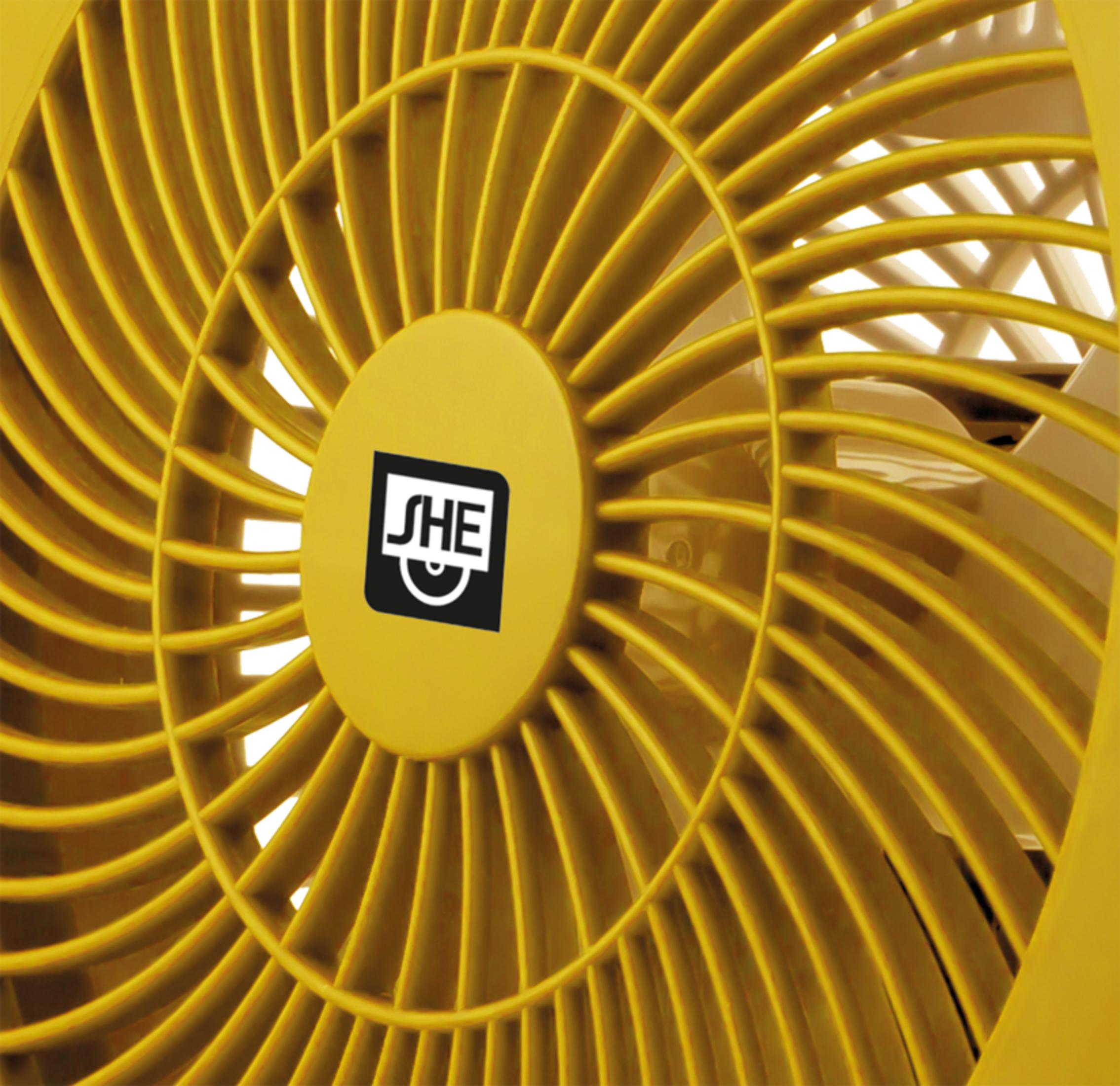 Gelber Lüftergitter mit einem Logo in der Mitte.