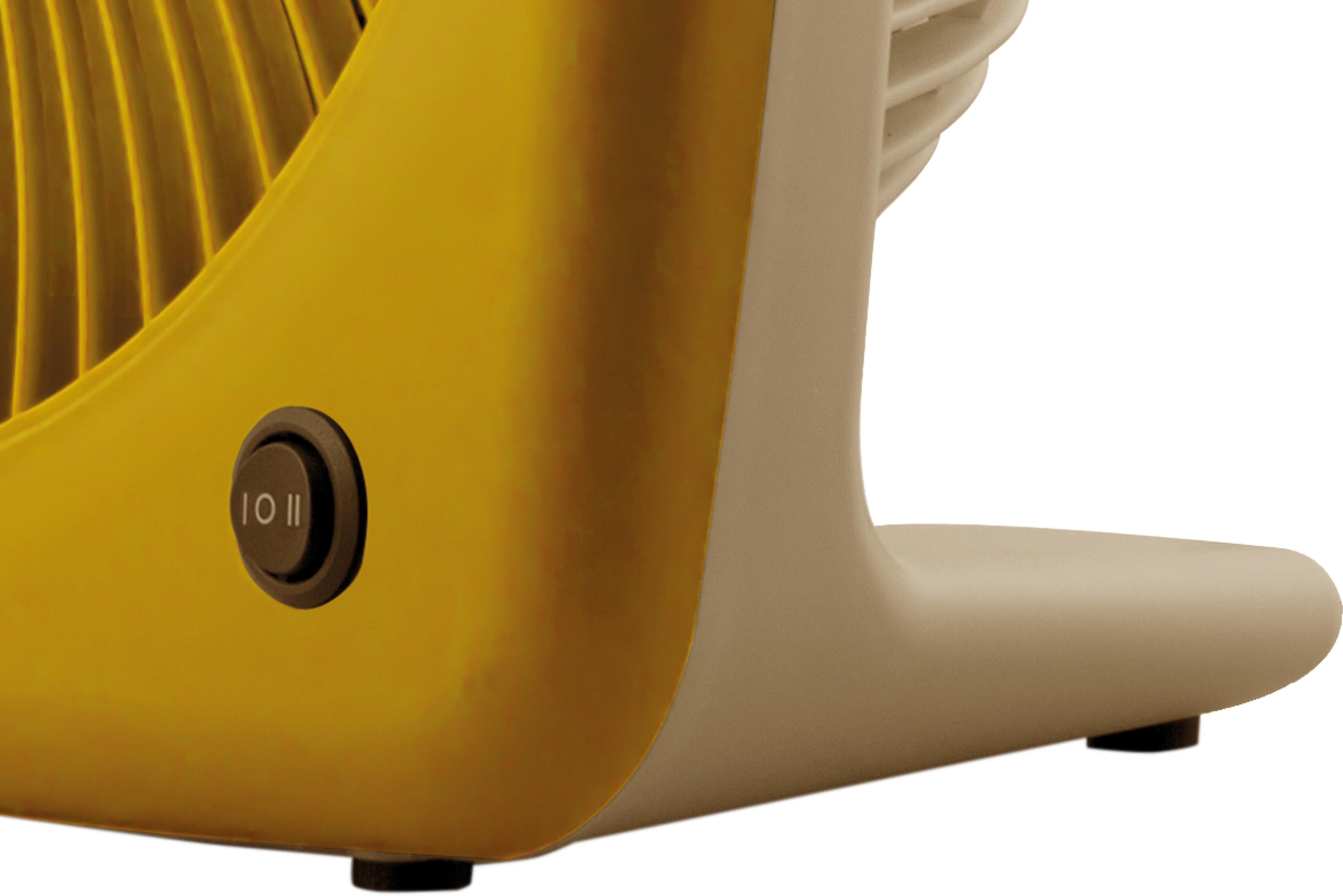 Seitenansicht eines gelben und beigen Tischventilators mit einem schwarzen Wandschalter auf der Seite.
