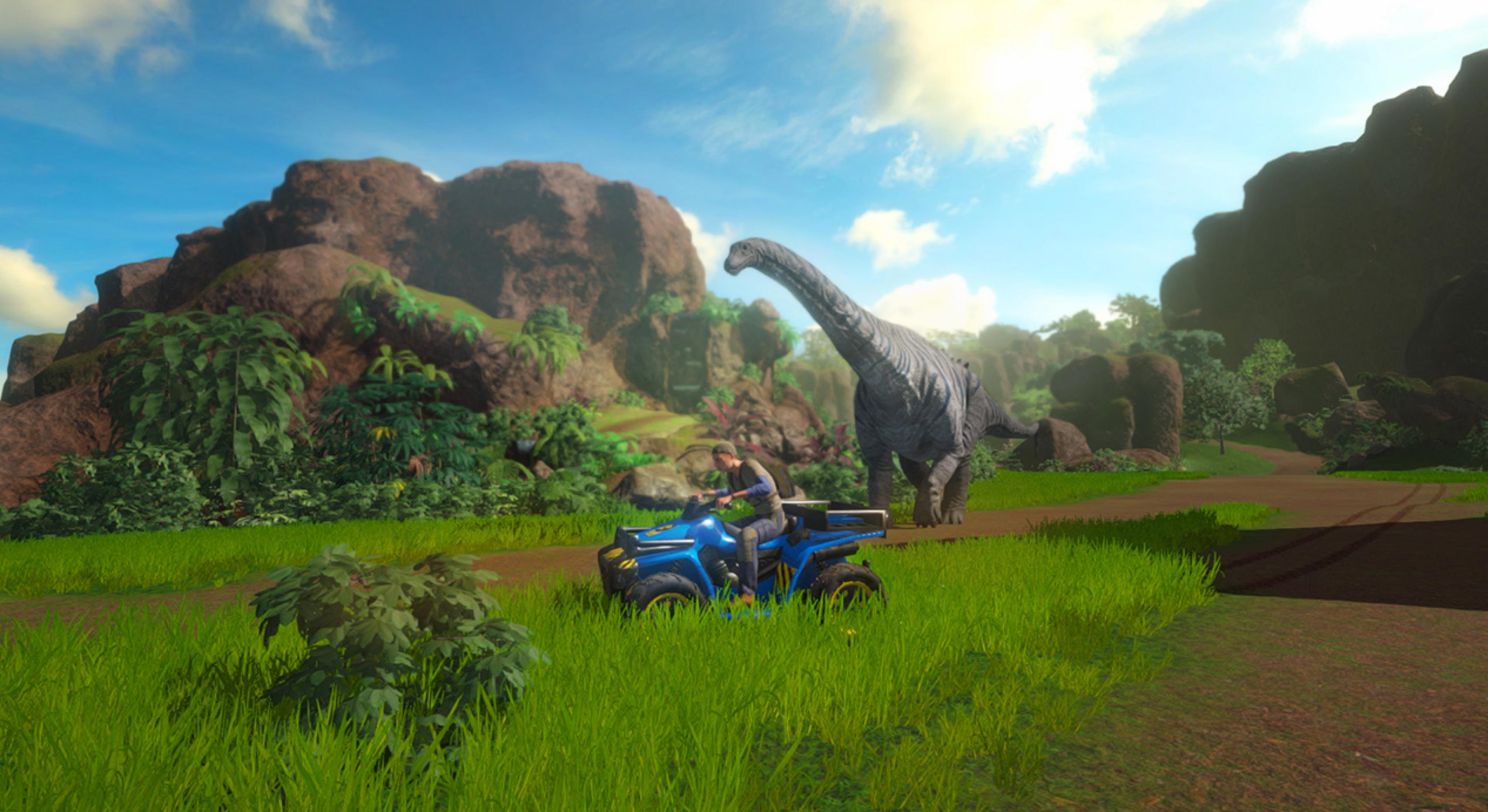 Ein Mann auf einem blauen Quad fährt neben einem riesigen Dinosaurier in einer üppigen Landschaft.