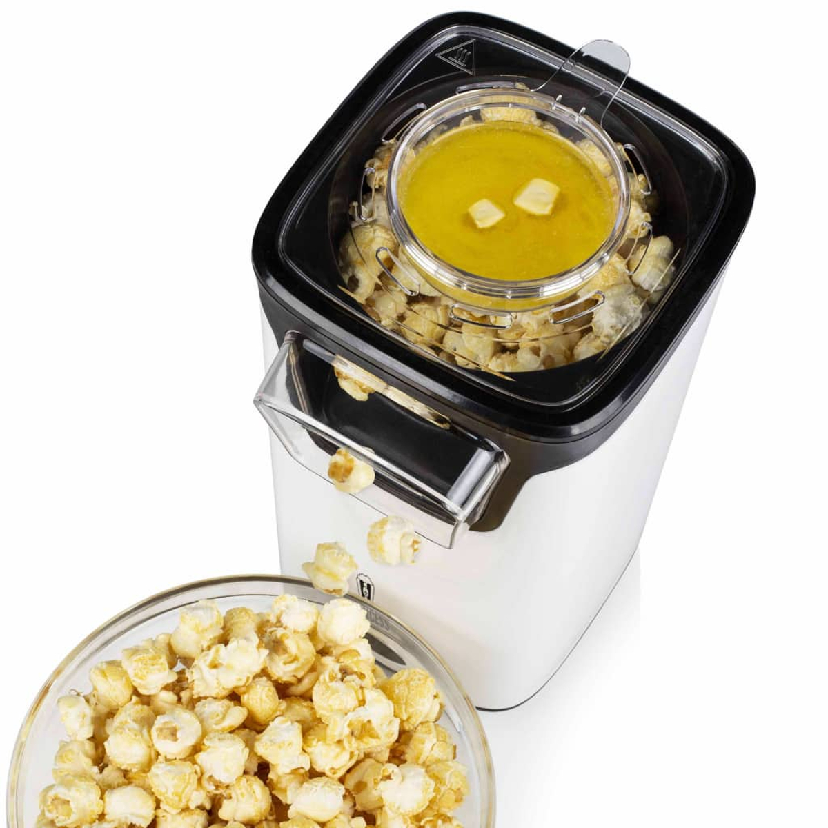 Una macchina per popcorn con liquido giallo e pezzi di burro.