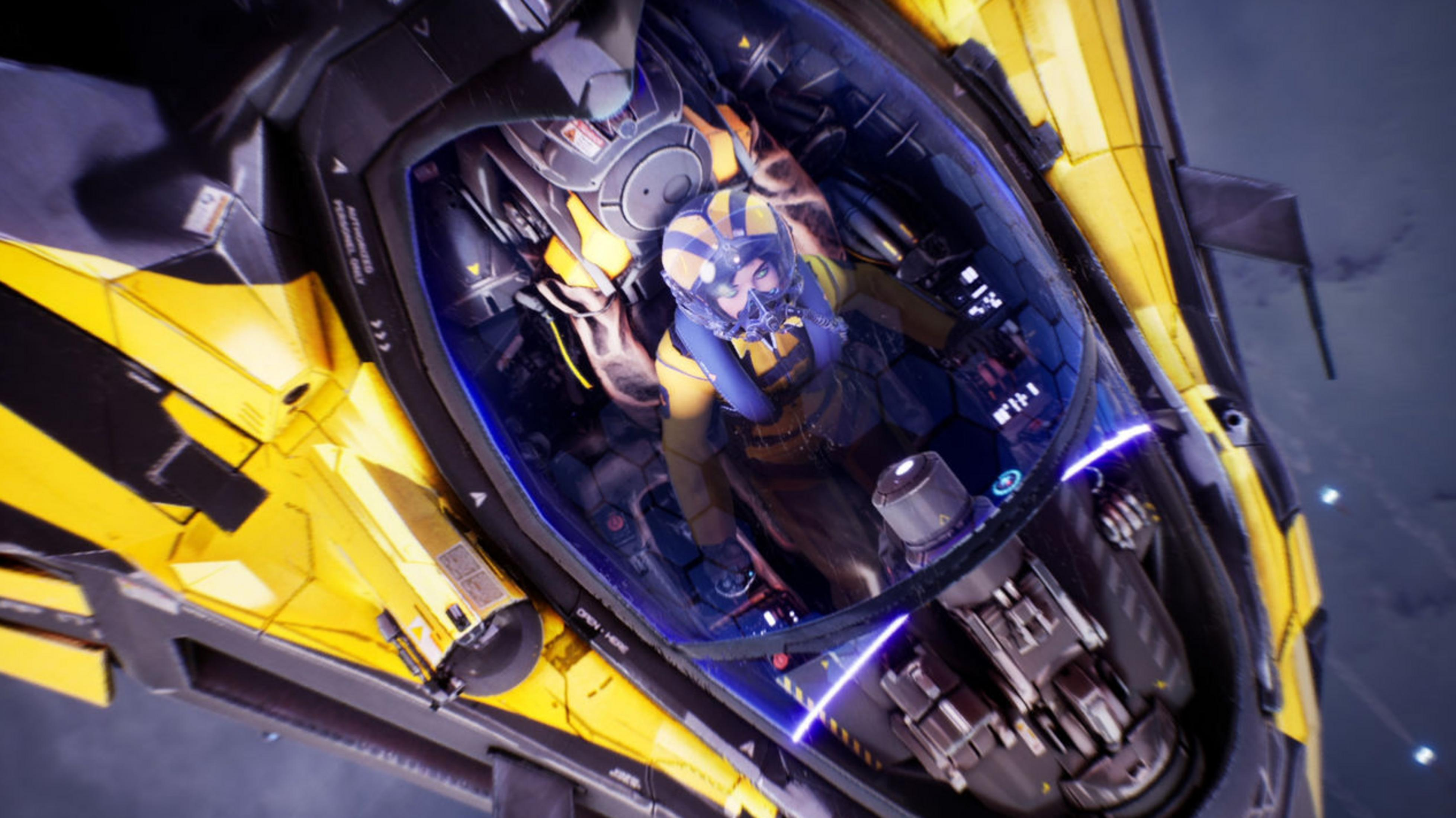 Pilotin in gelber und blauer Uniform in einem gelben und schwarzen Kampfjet-Cockpit.