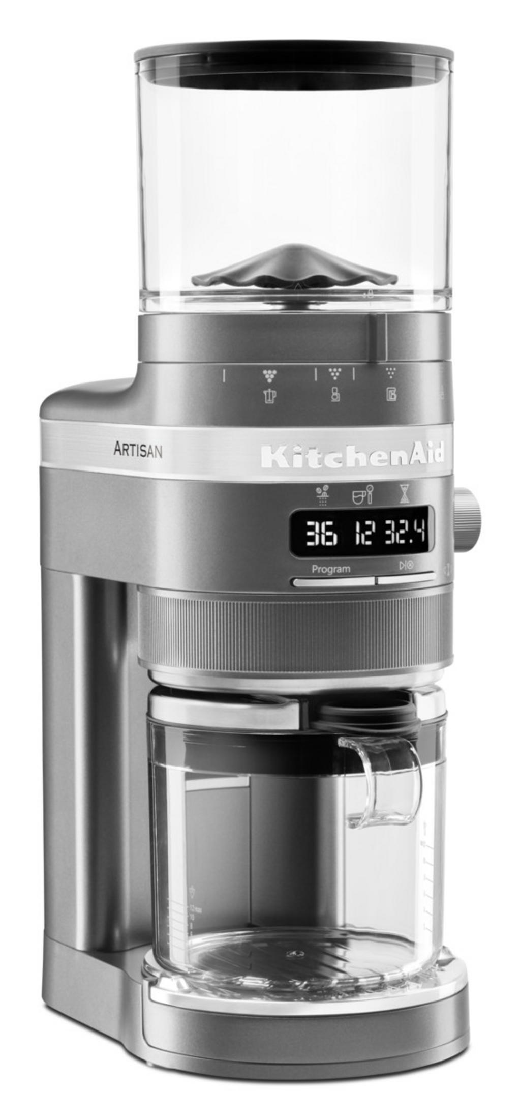 Srebrny młynek do kawy KitchenAid Artisan z cyfrowym wyświetlaczem i szklanymi pojemnikami.