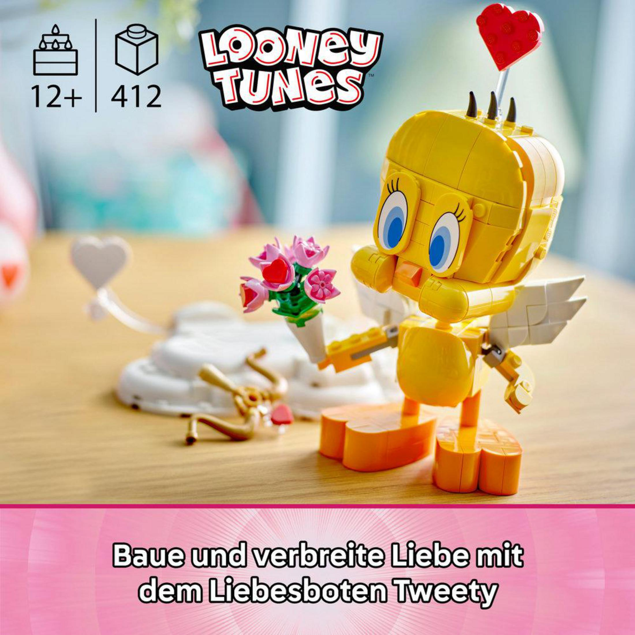 LEGO Tweety trzyma bukiet różowych kwiatów z czerwonym sercem.