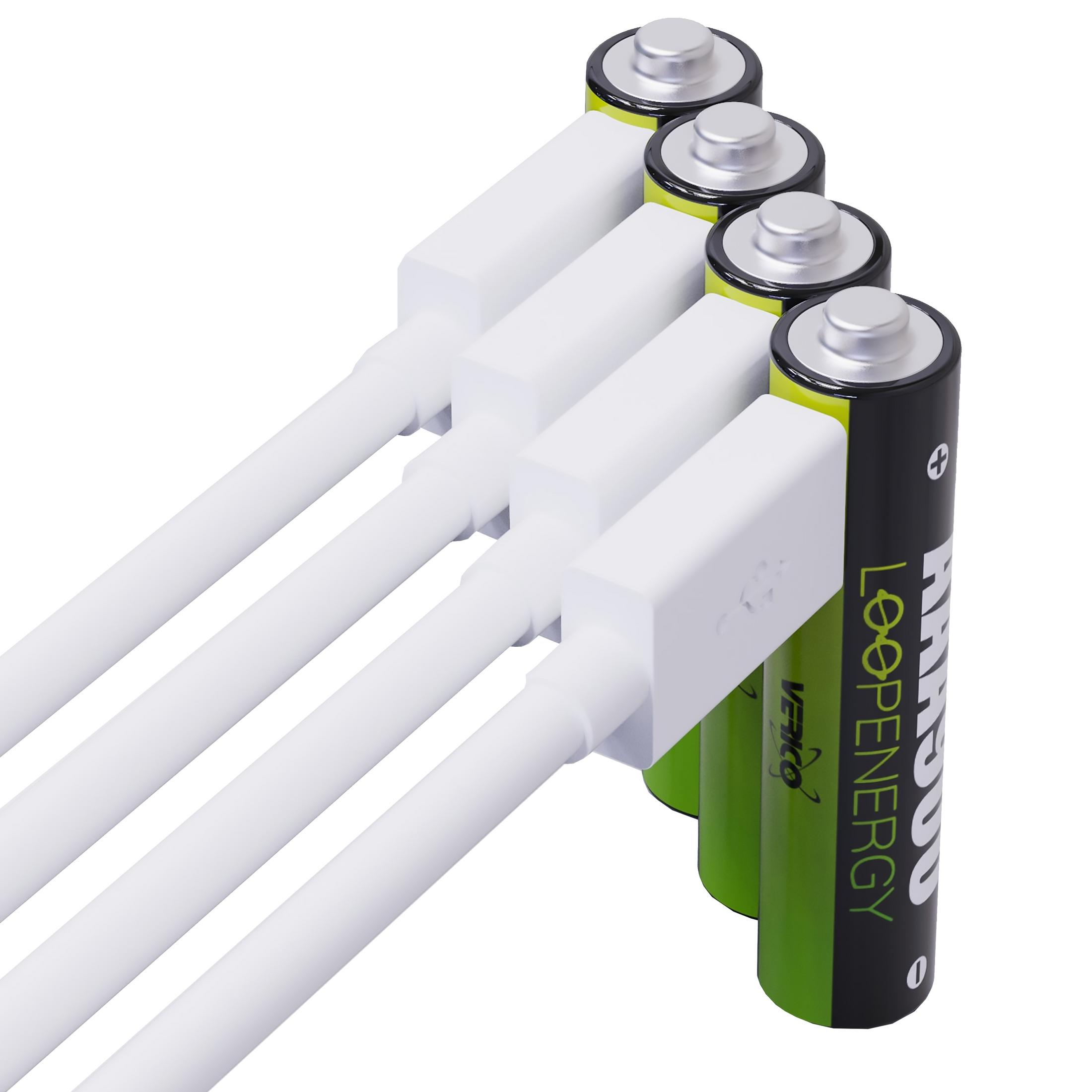 Vier grüne AA-Batterien mit weißen Ladekabeln auf weißem Hintergrund.