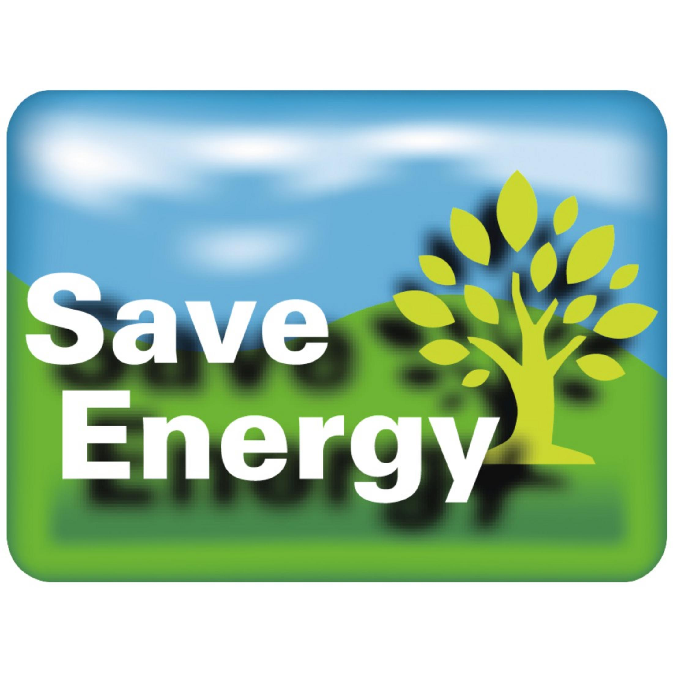 Albero verde e colline con testo "Save Energy" su sfondo cielo blu.
