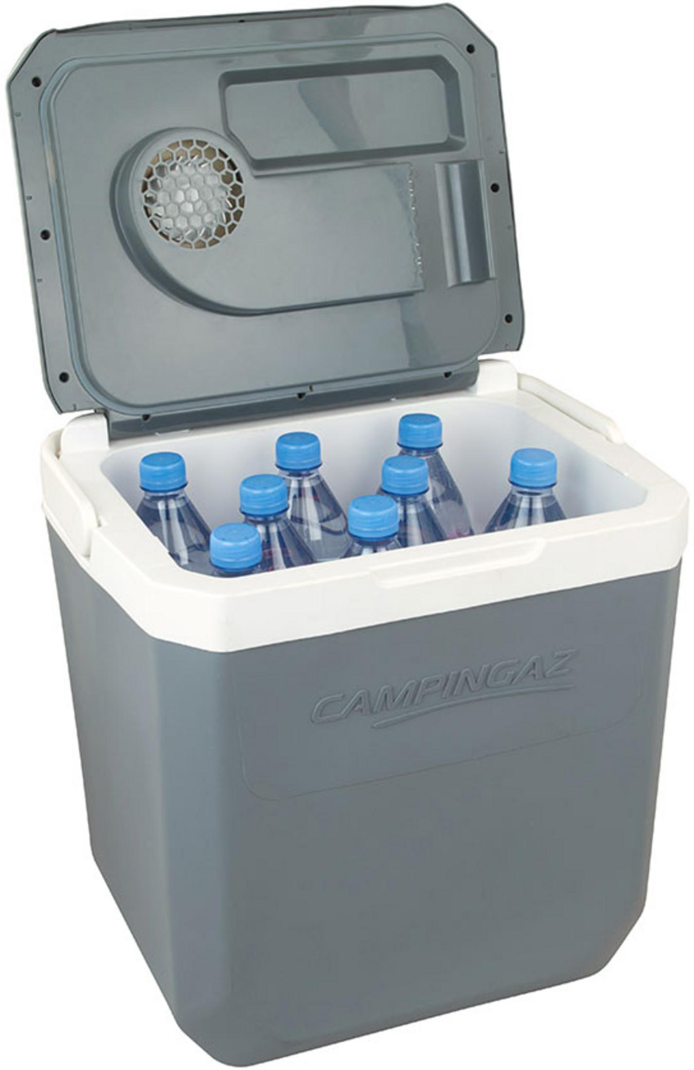 Szara lodówka turystyczna z otwartą pokrywą, wypełniona butelkami wody.