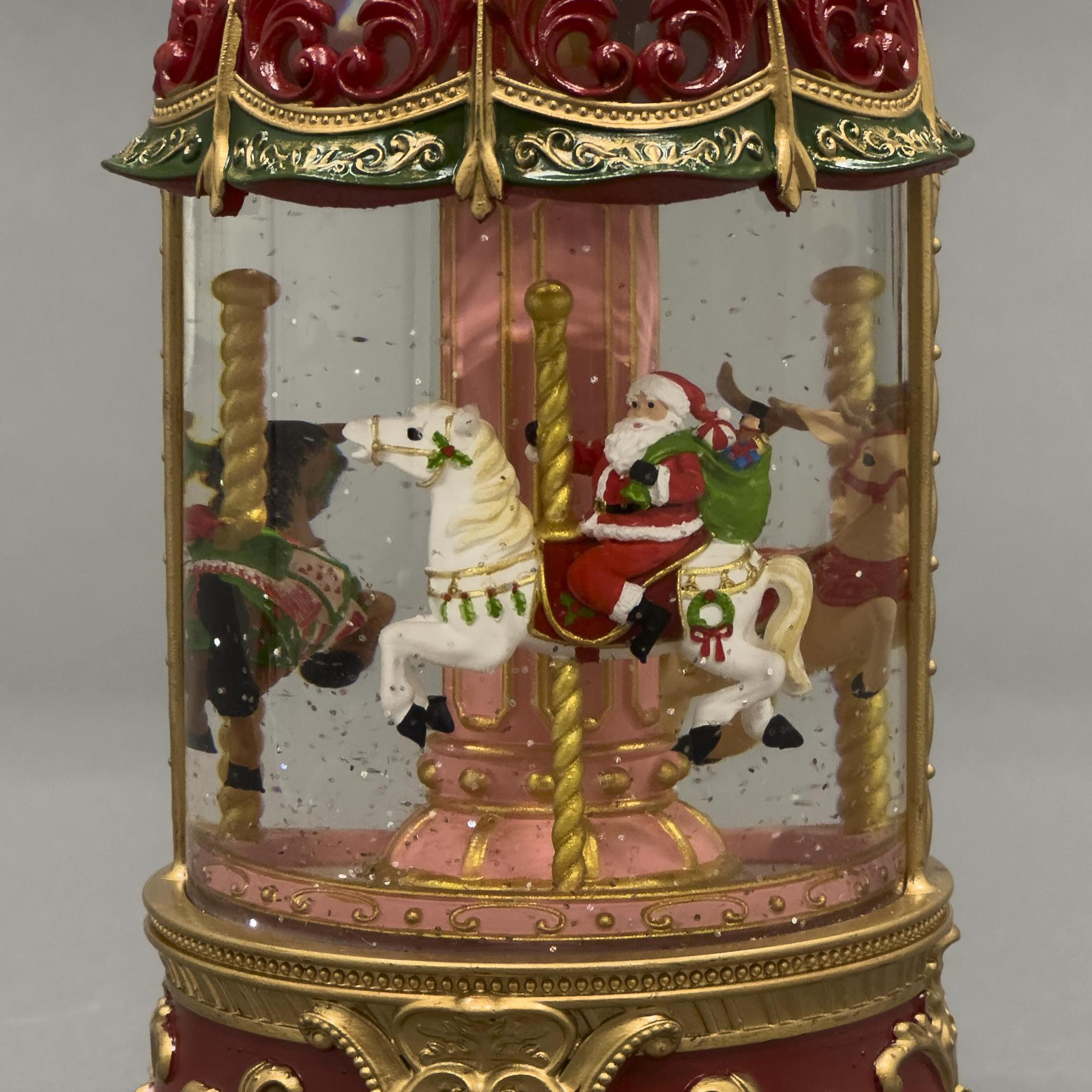 Carosello natalizio con Babbo Natale su un cavallo bianco, glitter nell'acqua.