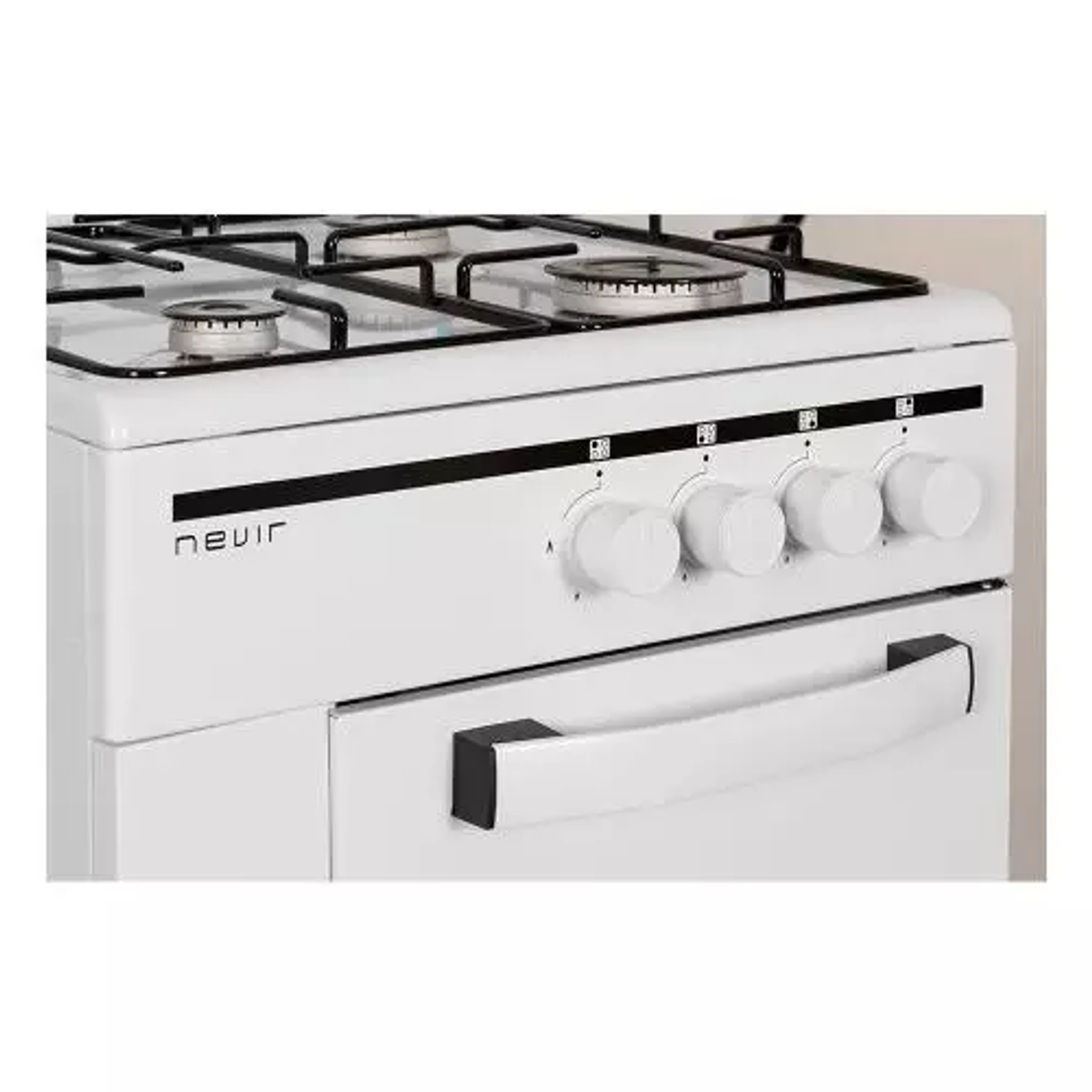 Una estufa de gas blanca con cuatro quemadores, perillas y un asa de horno.