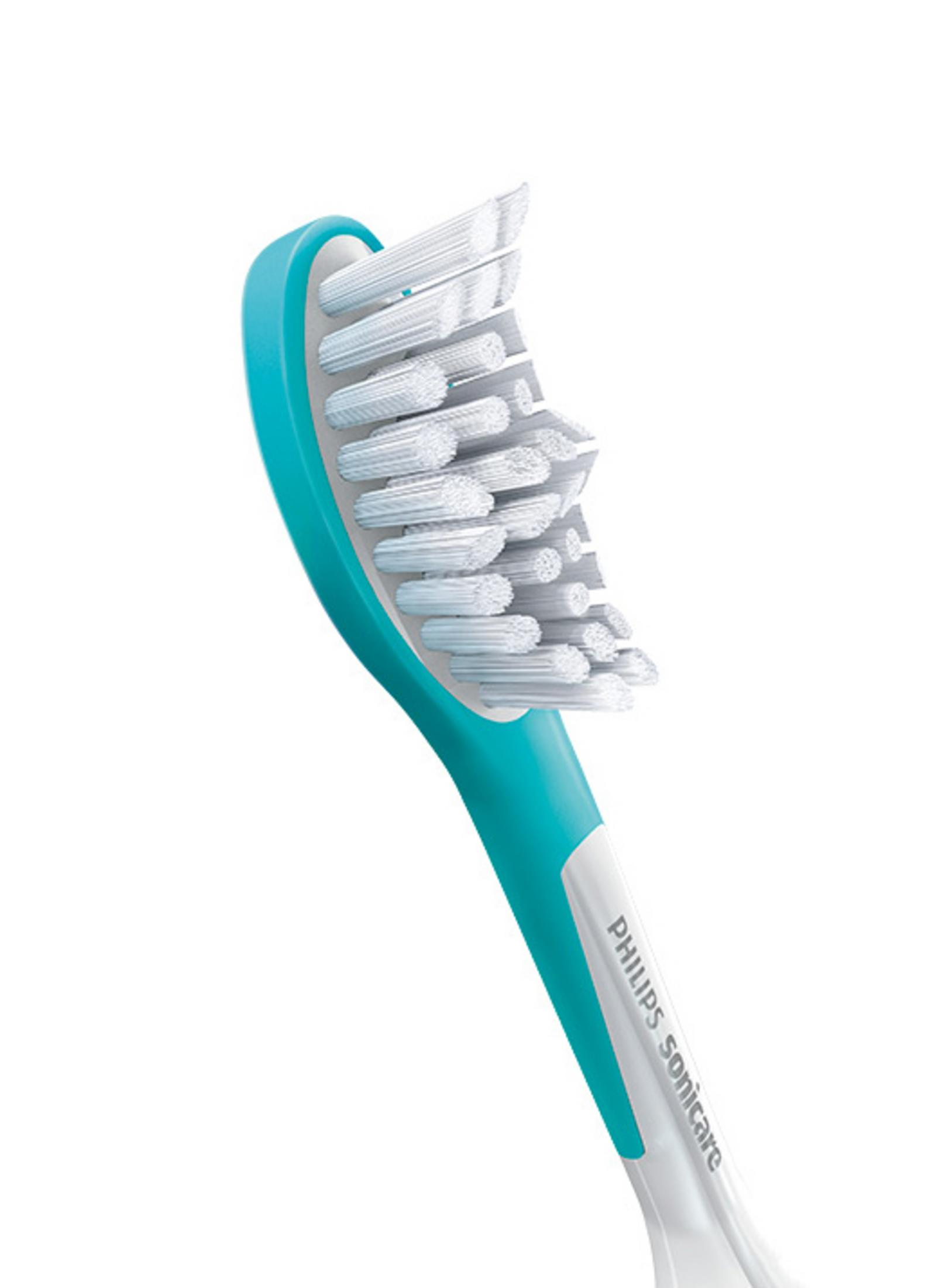 Zbliżenie na turkusową szczoteczkę do zębów z białym włosiem na białym tle.