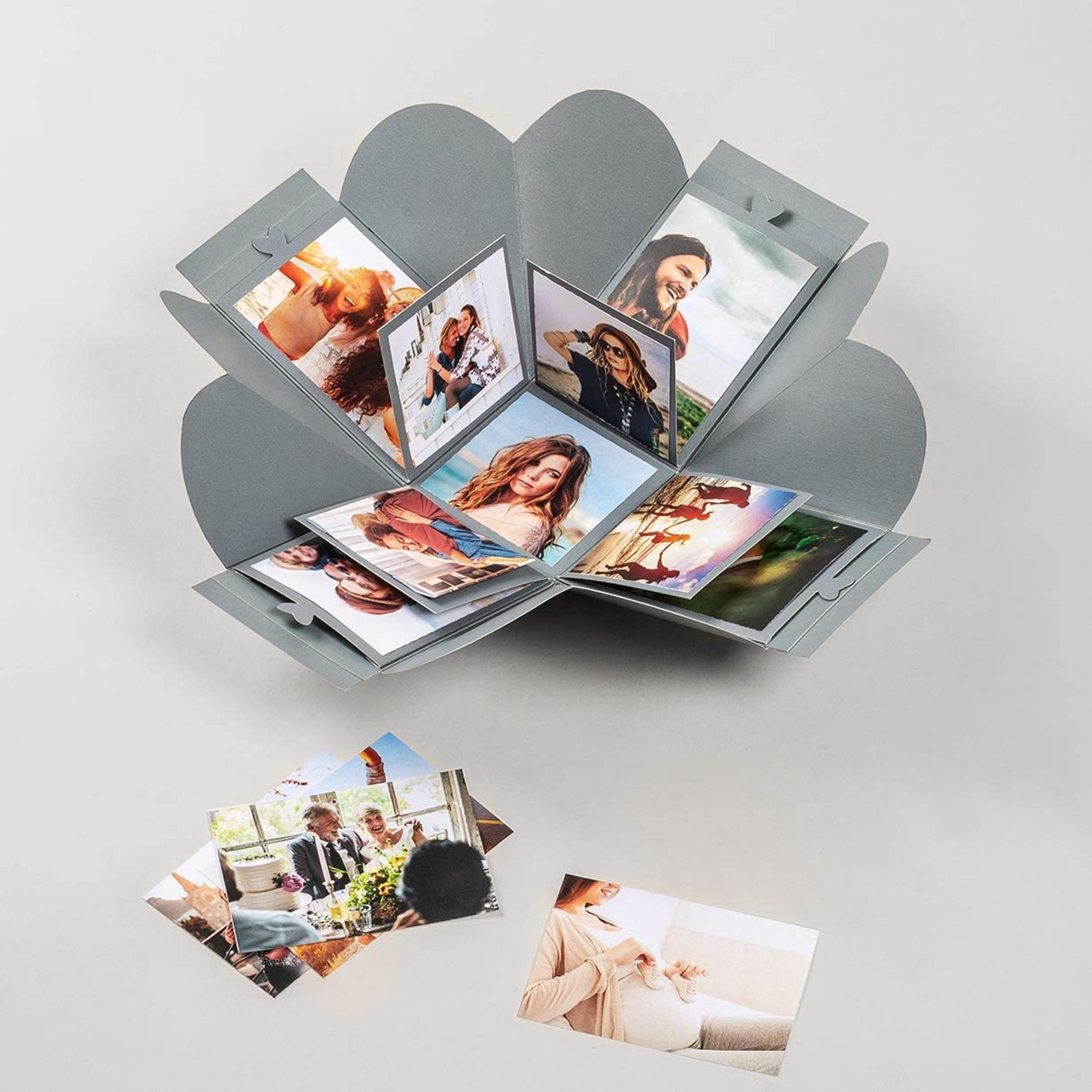 Graue Explosionsbox mit mehreren ausgeklappten Fotos von Menschen und Szenen.