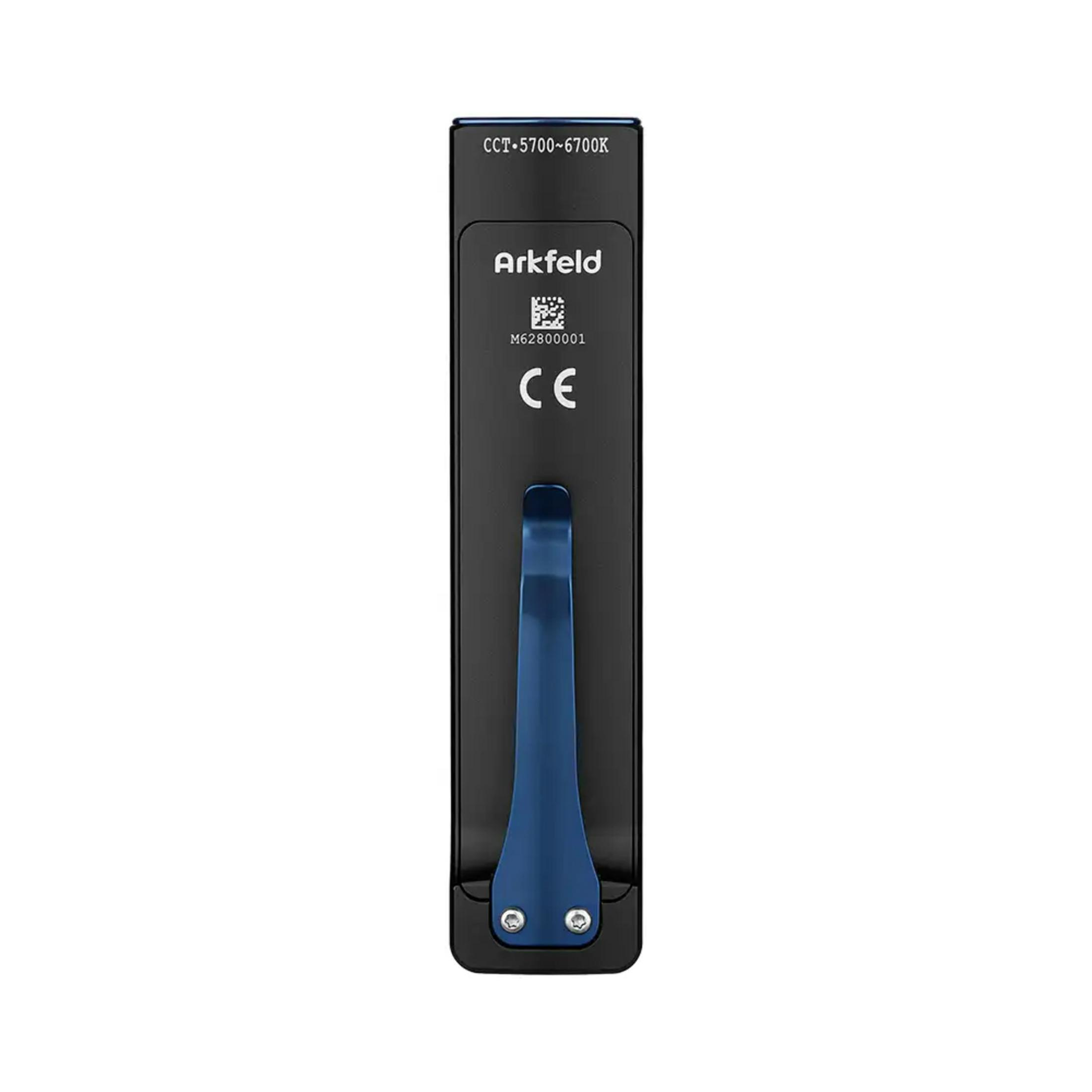 Un objeto negro con clip azul, con la etiqueta Arkfeld.