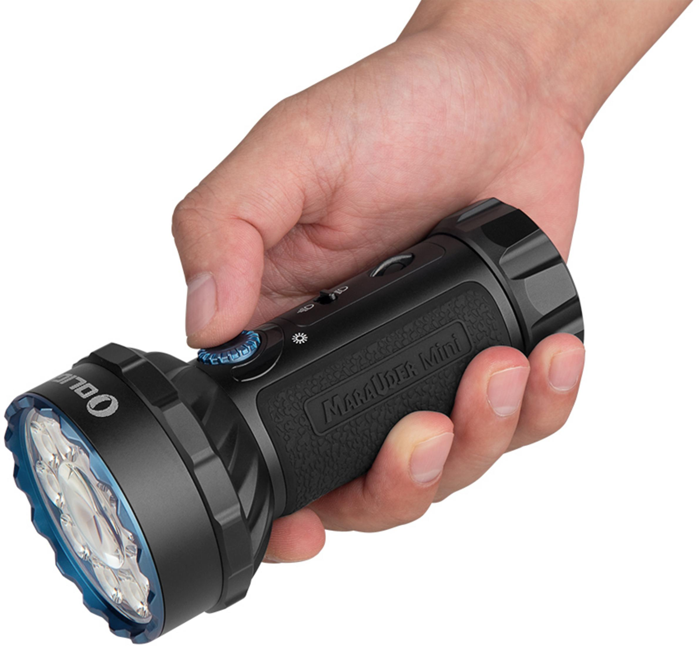 Eine Hand hält eine schwarze Taschenlampe mit blauem Ring um die Linse.