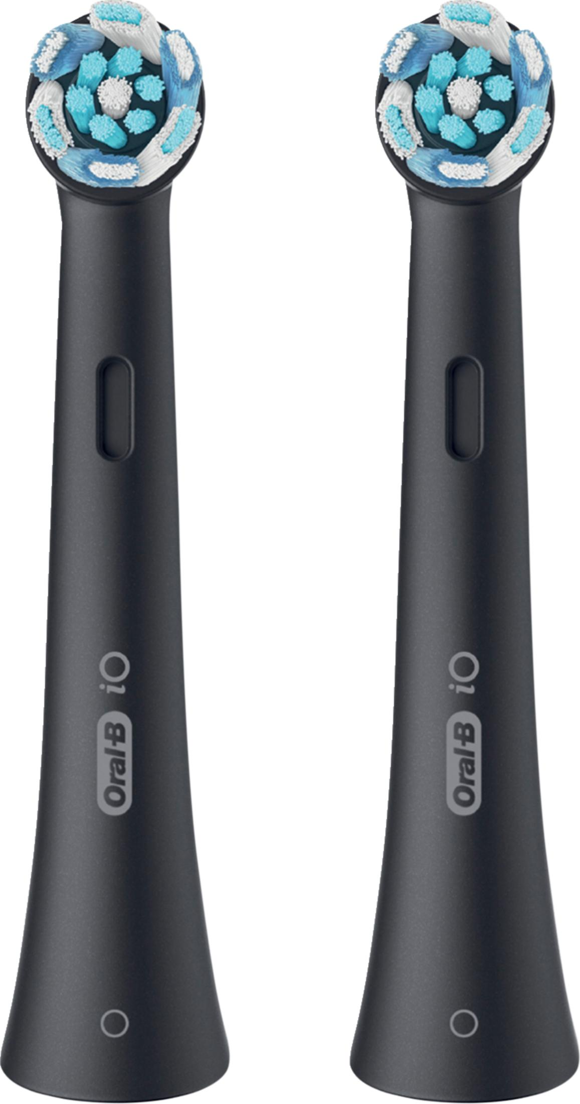 Zwei schwarze Oral-B iO Zahnbürstenköpfe mit blauen und weißen Borsten.