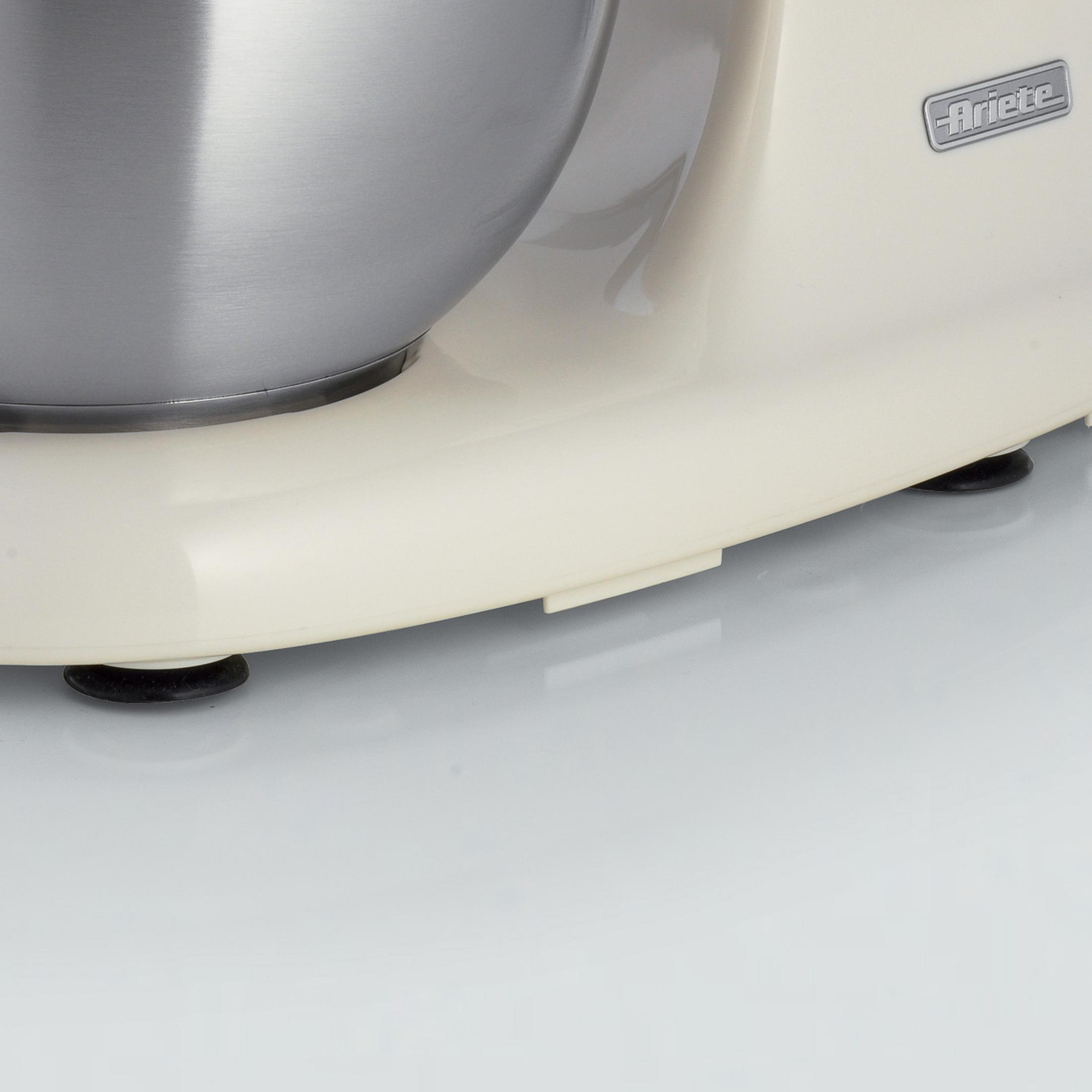 Ein cremefarbener Küchenmixer mit Edelstahlschüssel und Ariete-Logo.