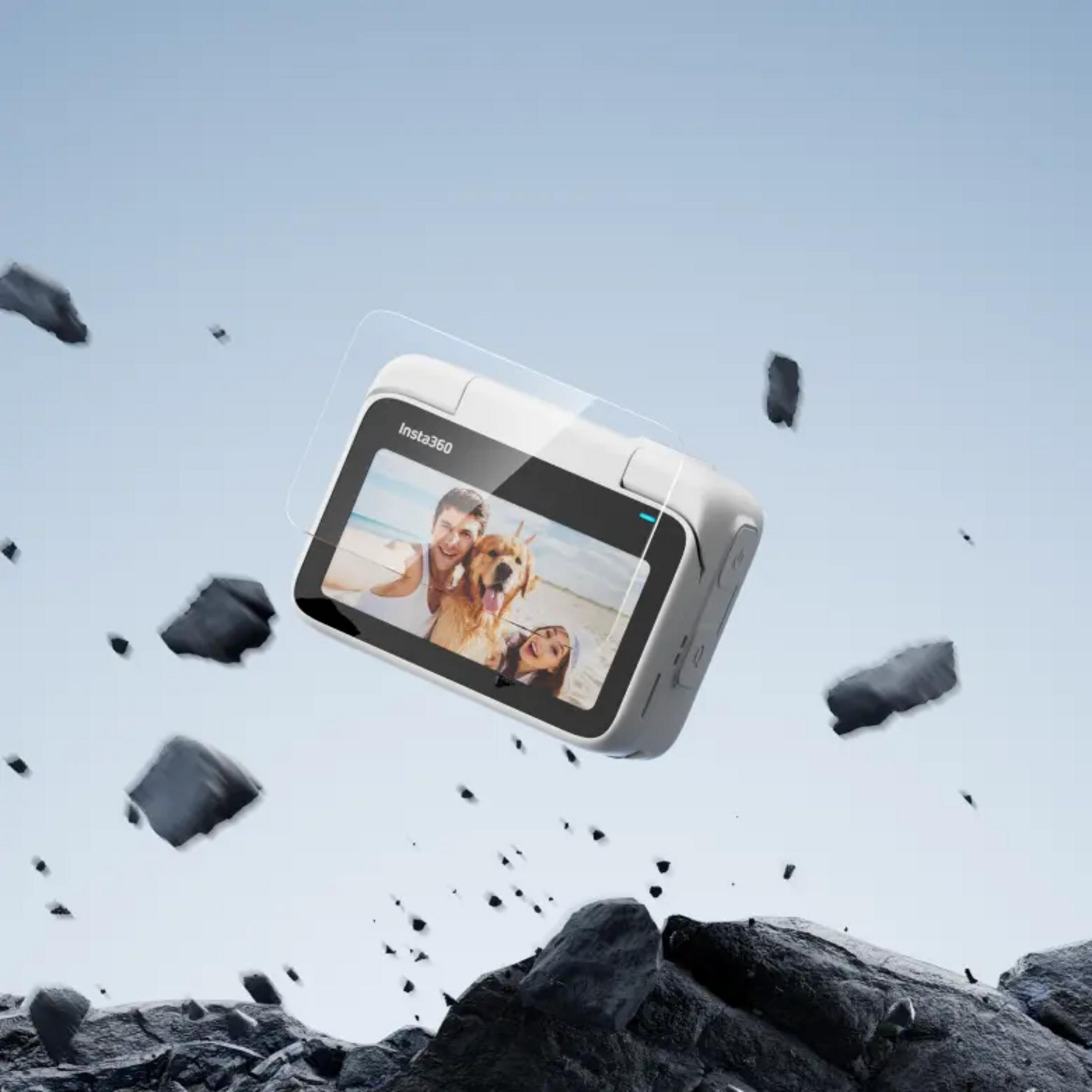 Aparat unosi się na tle błękitnego nieba ze skałami.