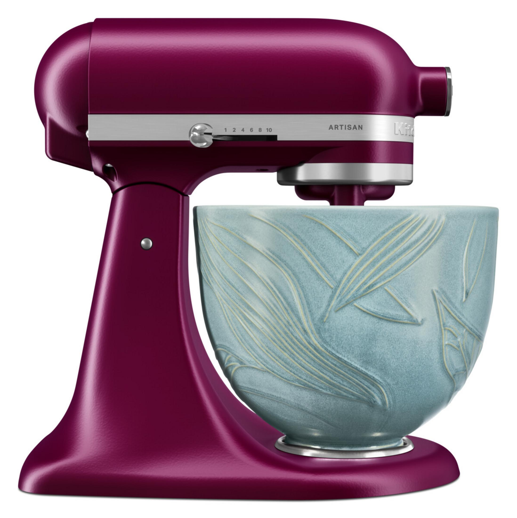 Ein burgunderroter Küchenmixer mit einer blauen Schüssel mit Blattmuster.