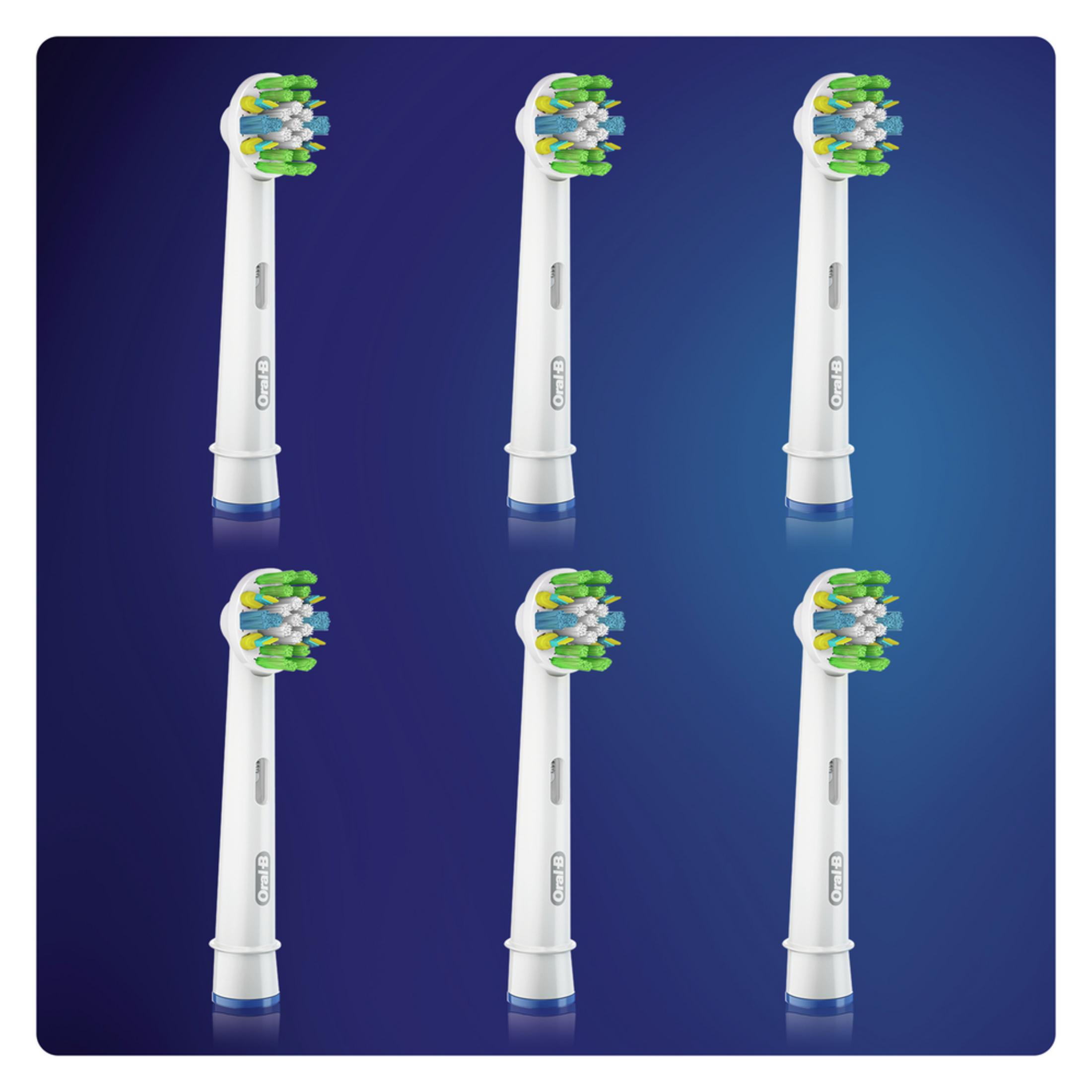 Sechs weiße Oral-B Aufsteckbürsten mit bunten Borsten auf blauem Hintergrund.