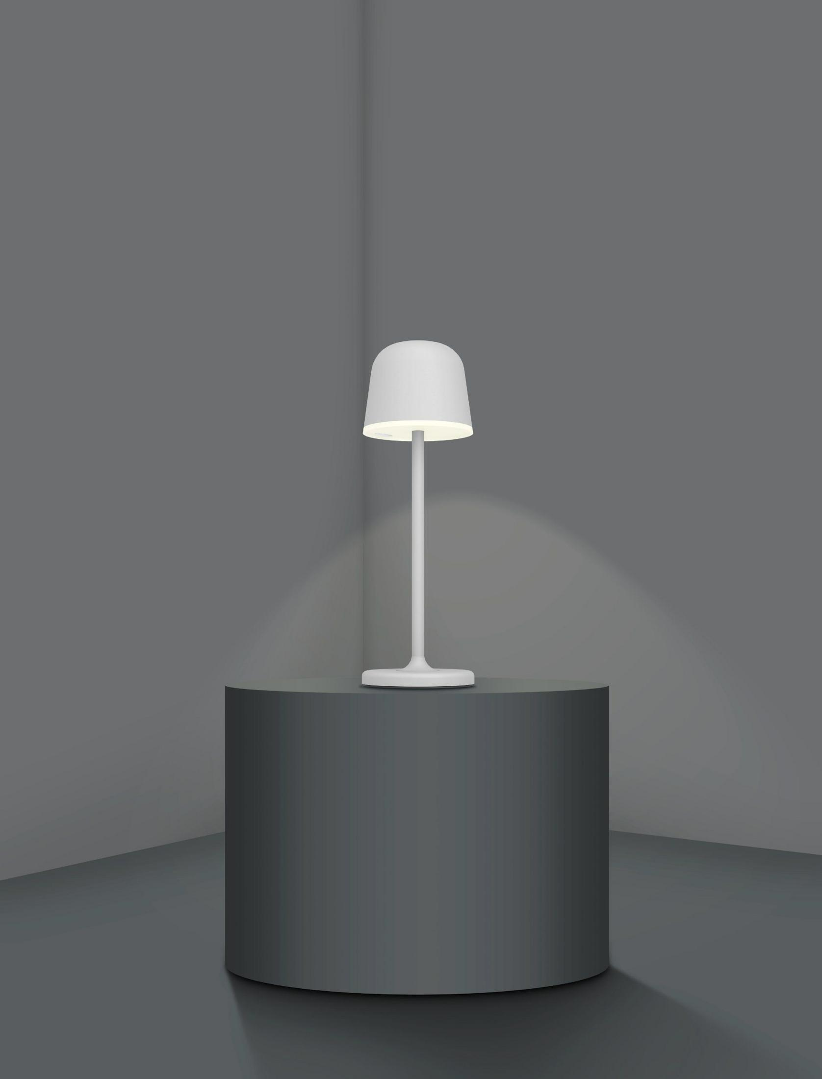 Eine weiße Lampe steht auf einem grauen Podest vor einem grauen Hintergrund.