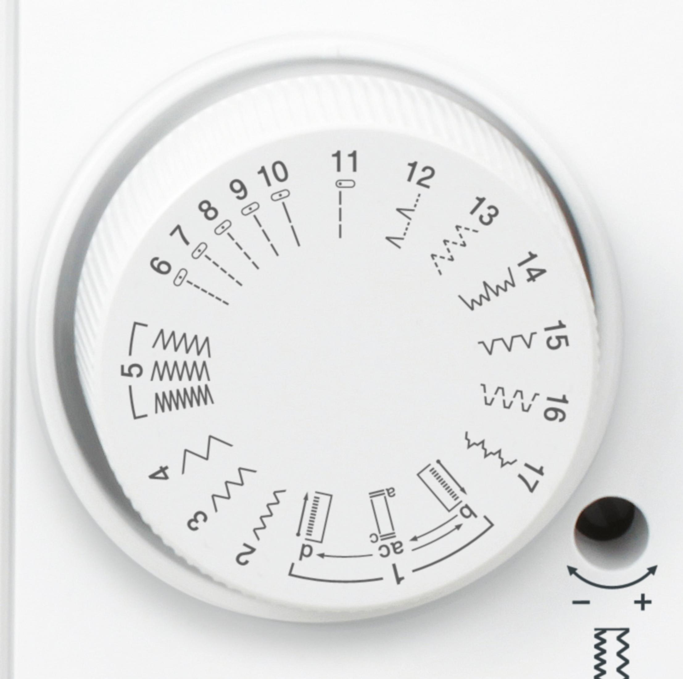 Pokrętło wyboru ściegu maszyny do szycia ze wzorami i numerami 1-17.