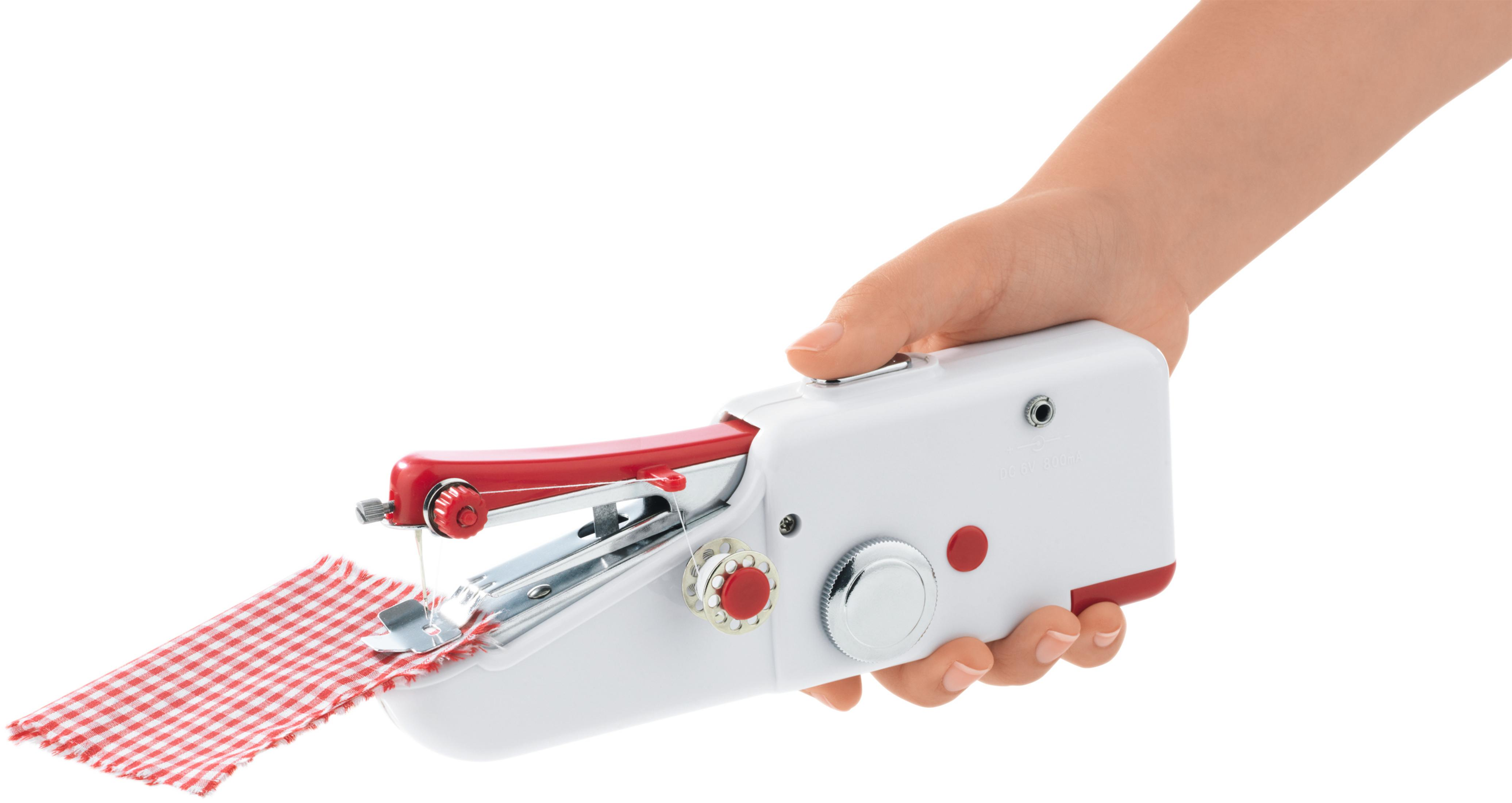 Eine Hand hält eine weiße Nähmaschine mit rotem Akzent, die Stoff näht.