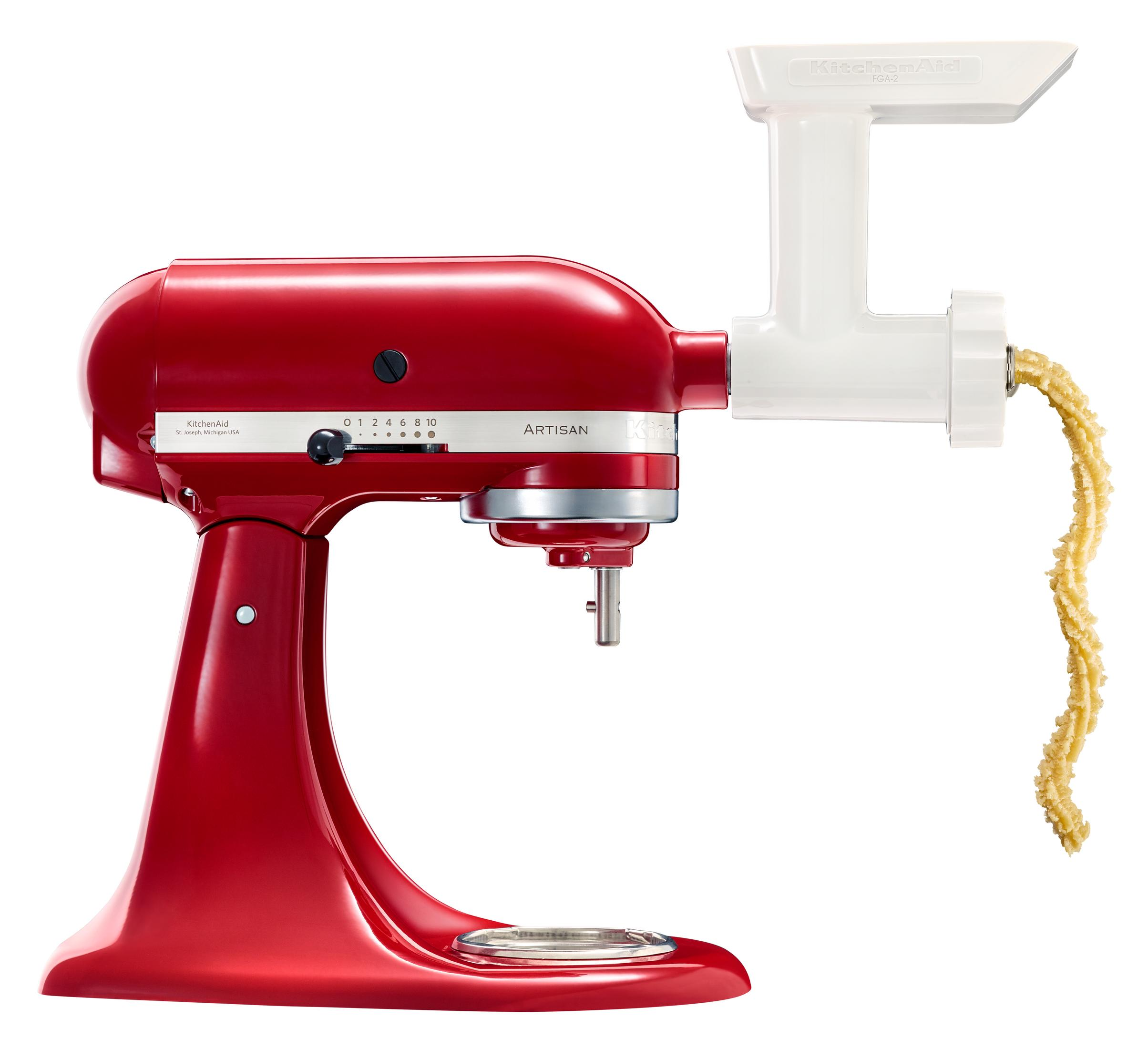 Roter KitchenAid Artisan Mixer mit weißem Nudelaufsatz, der Nudeln extrudiert.