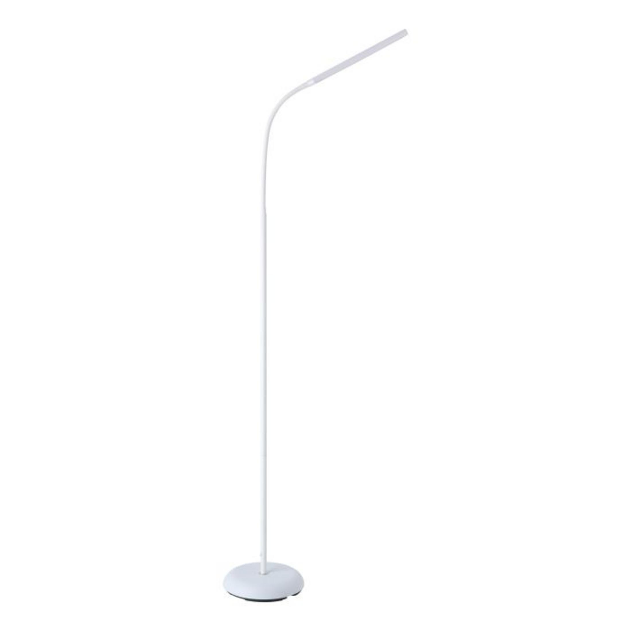 Lampada da terra bianca con stelo sottile e curvo e testa lineare.